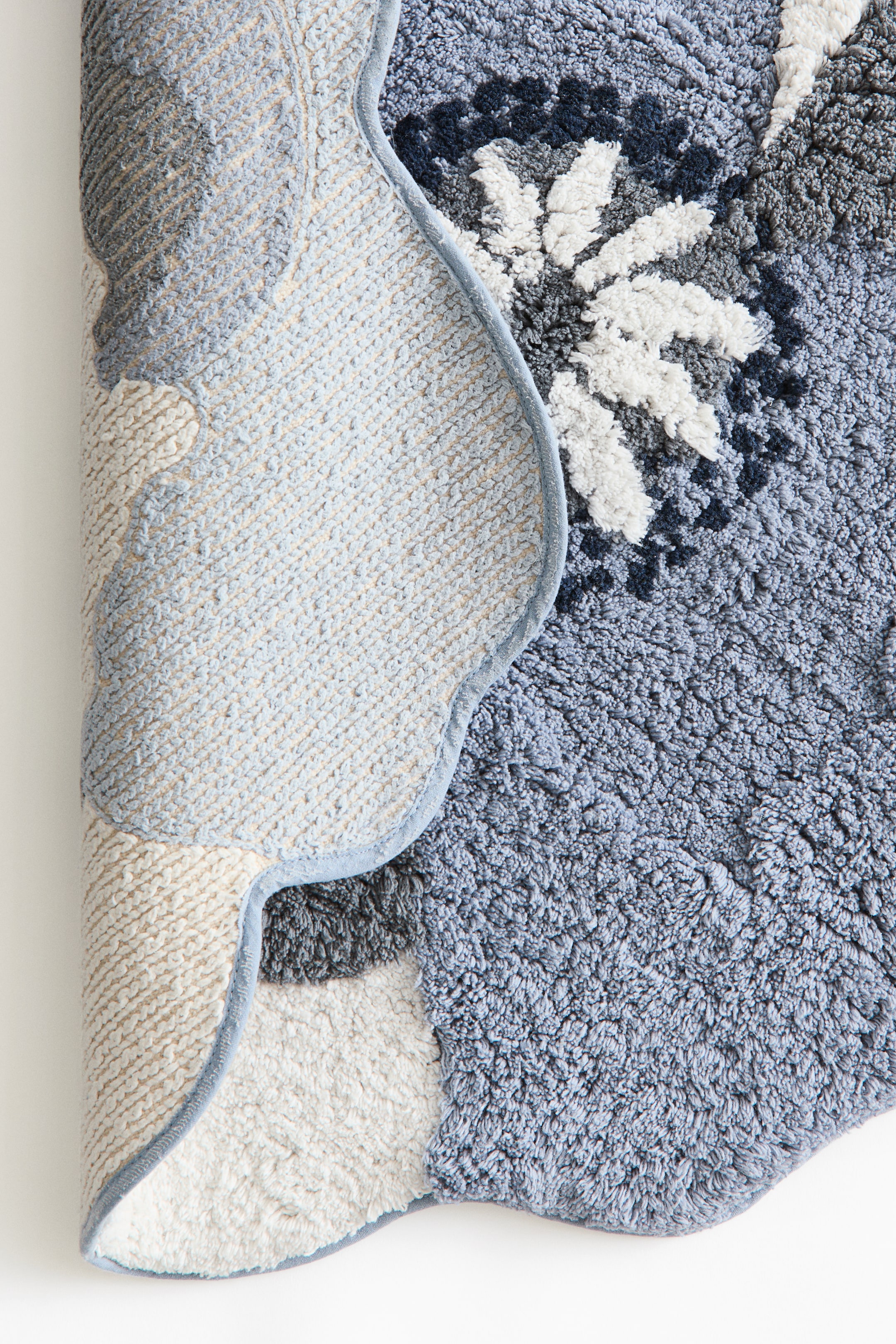 Tufted Flower-Shaped Bath Mat