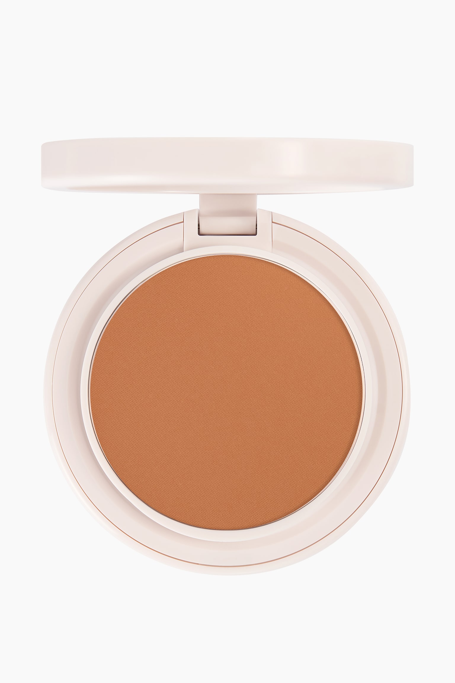 Natural Blur Powder Foundation vises i en åpen, rund kompakt i lys beige, som fremhever et jevnt, matt, varmt brunbeige presset pudder sett rett forfra.