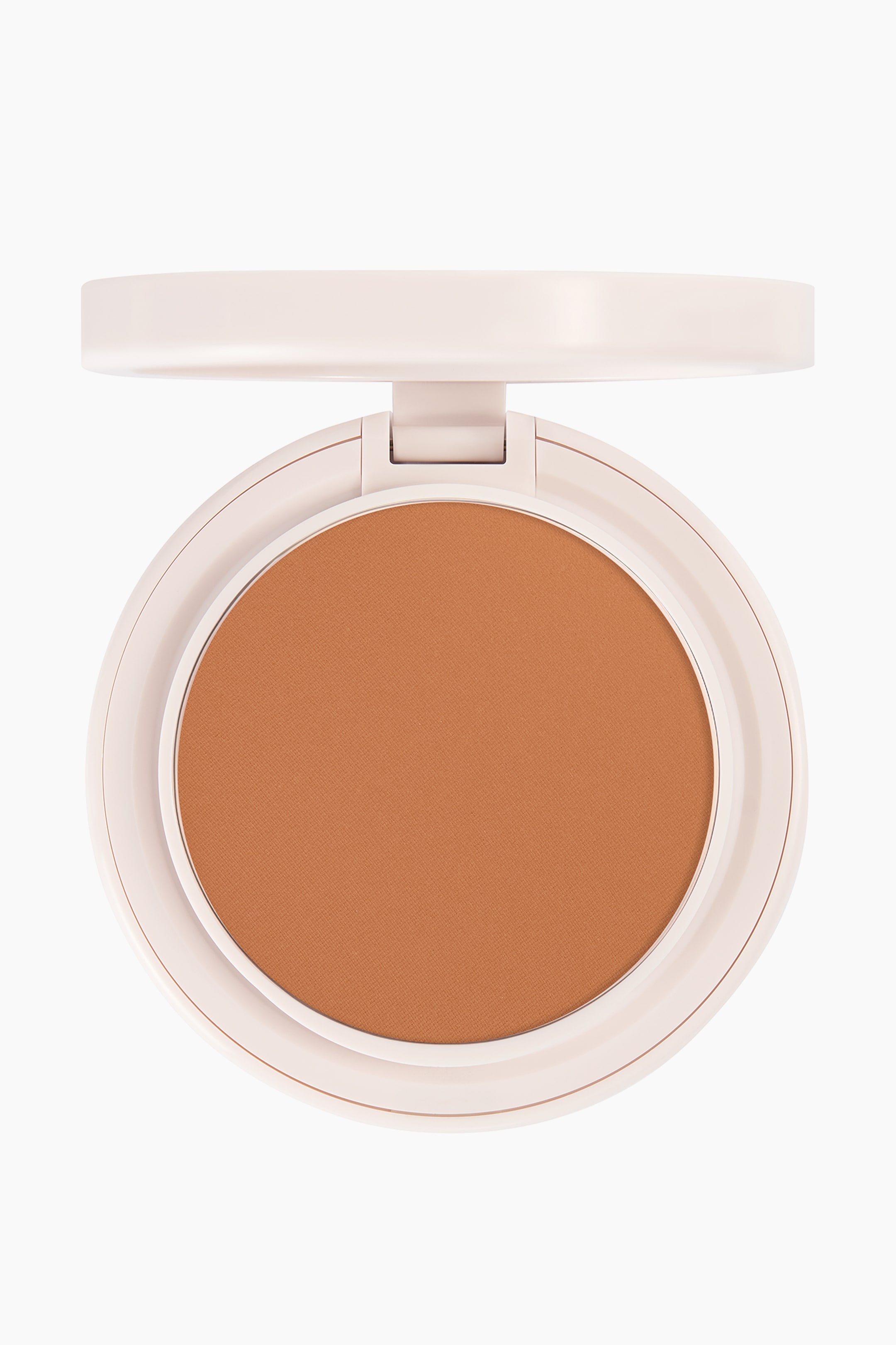 Se større billede: Natural Blur Powder Foundation vises i en åben, rund, lys beige kompakt, der fremviser et jævnt, mat, varmt tan-presset pudder set forfra.