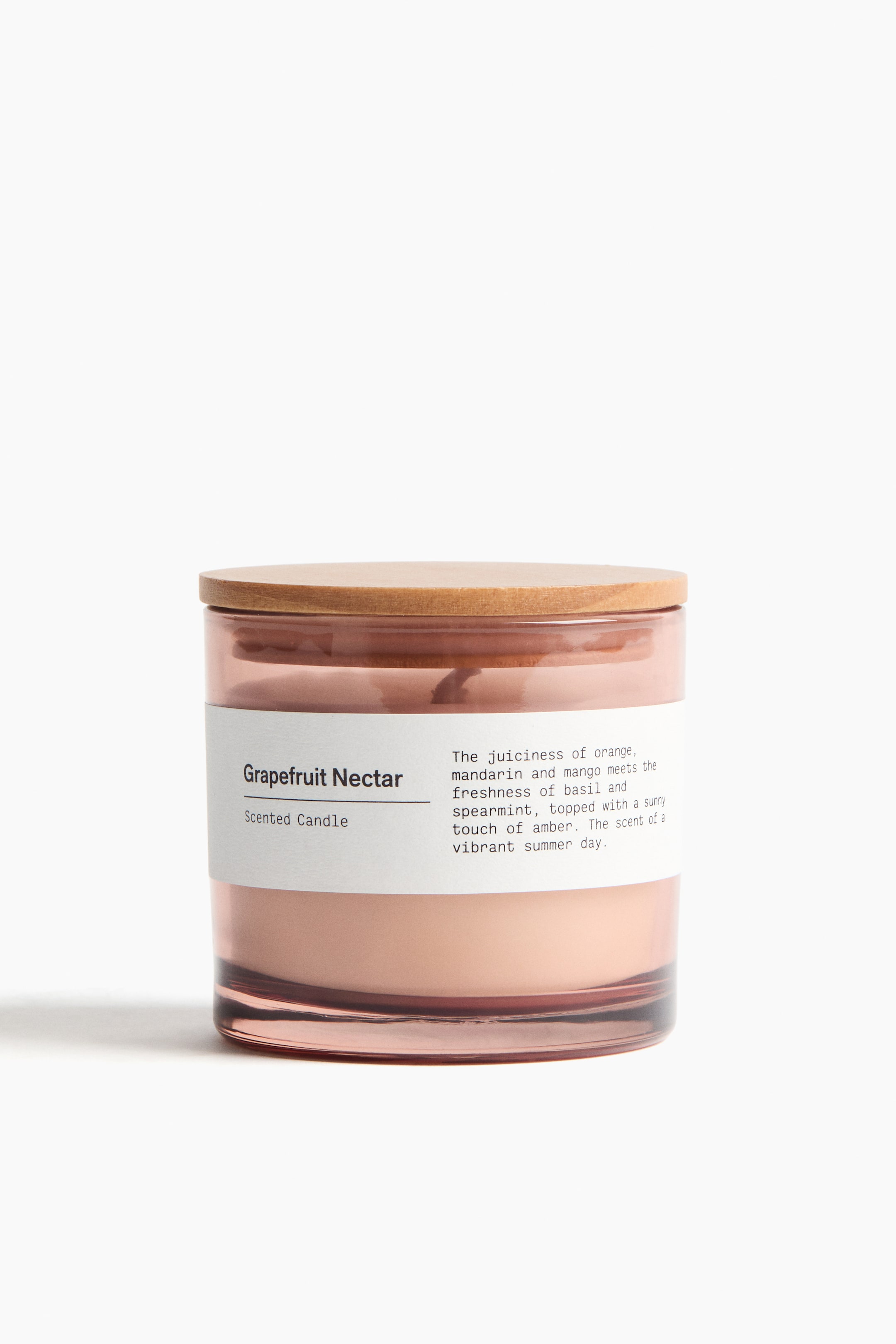 הצגת תמונה גדולה יותר: נר ריחני פונה קדימה, מיכל בתוך צנצנת זכוכית שקופה בגוון ורוד-אפרסקי עם מכסה עץ שטוח בצבע חום בהיר. תווית מלבנית לבנה עוטפת את הצנצנת, מציגה את הכיתוב "נר ריחני נקטור אשכוליות" ומפרטת פרופיל ריח.