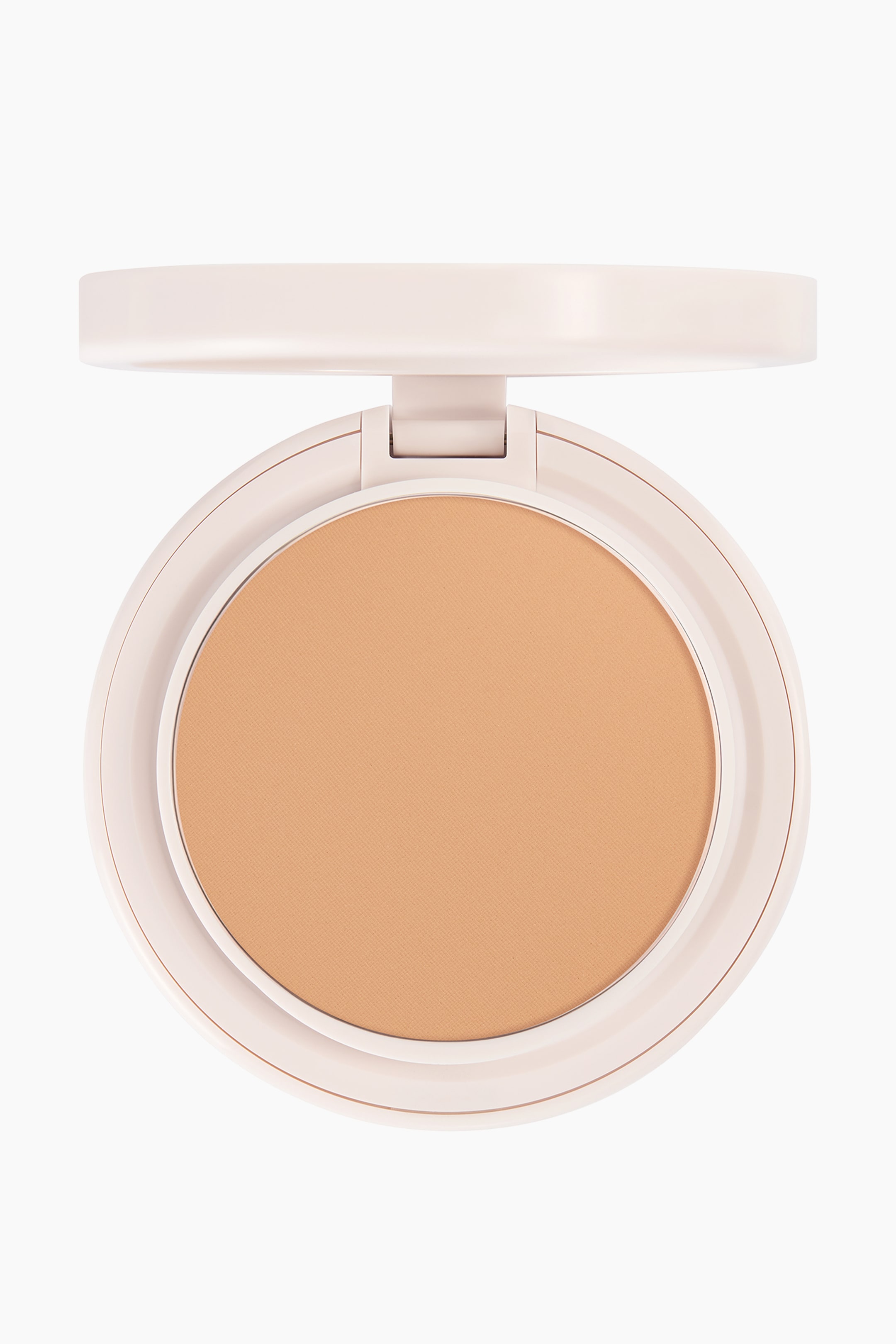 Se større billede: Natural Blur Powder Foundation ligger i en åben, rund, lyserød compact, set direkte ovenfra. Det glatte, matte, pressede pudder har en medium tan-nuance, og låget er hængslet opad i toppen.