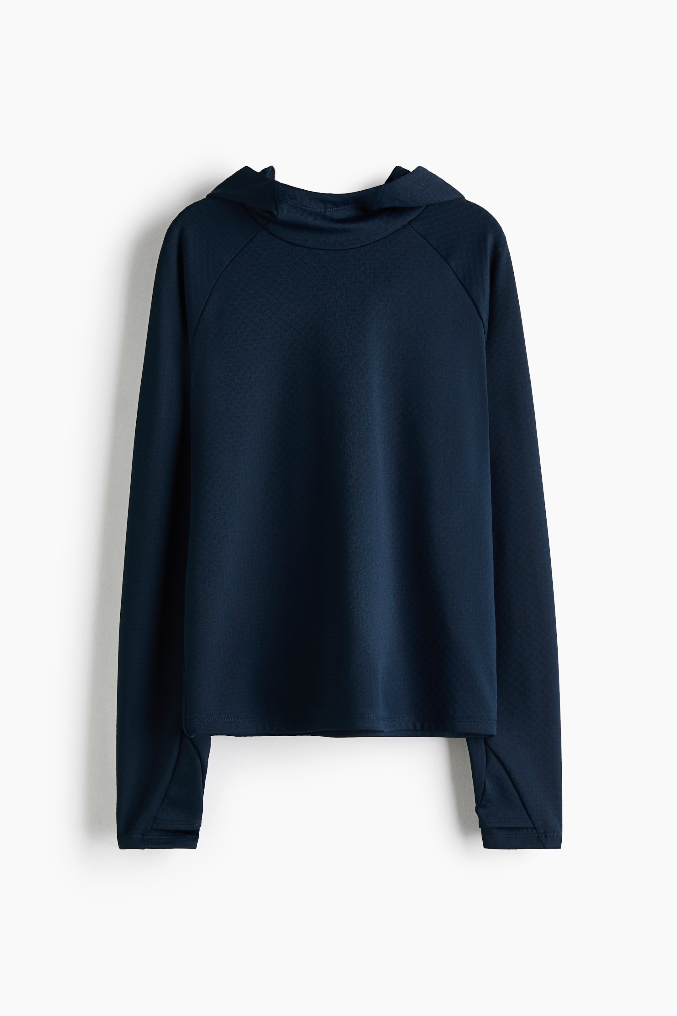 Grotere afbeelding bekijken: Een marineblauwe hoodie hangt recht van voren, met een hoge capuchon, lange raglanmouwen en een rechte zoom. De mouwen eindigen met gestructureerde manchetten met panelen.