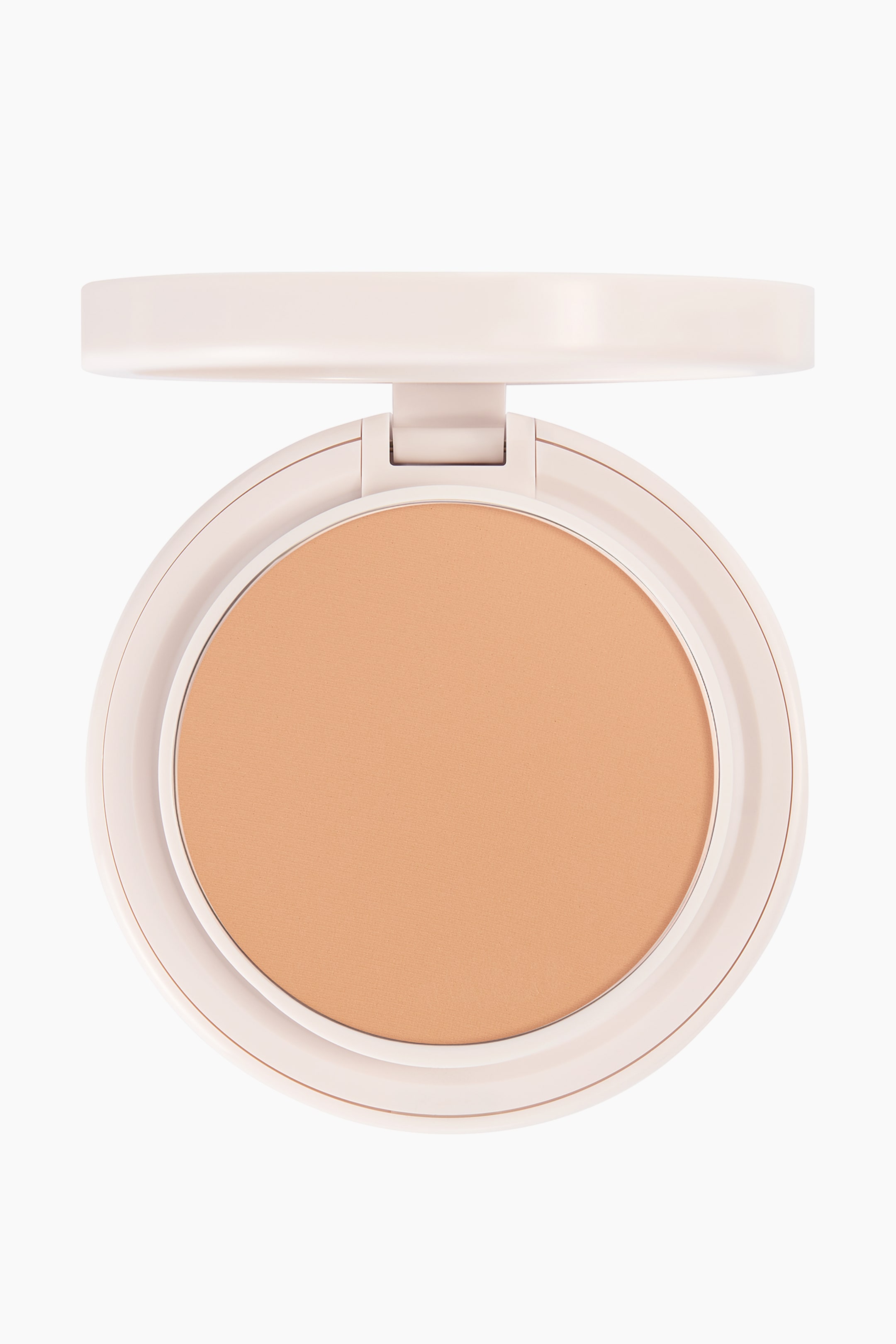 Se større billede: Natural Blur Powder Foundation er vist i en åben, cirkulær kompakt i en sart lyserød nuance, vendt forfra. Den glatte, varmtonede beige pressede pudder ligger i bunden, mens det hængslede låg er klappet op øverst.