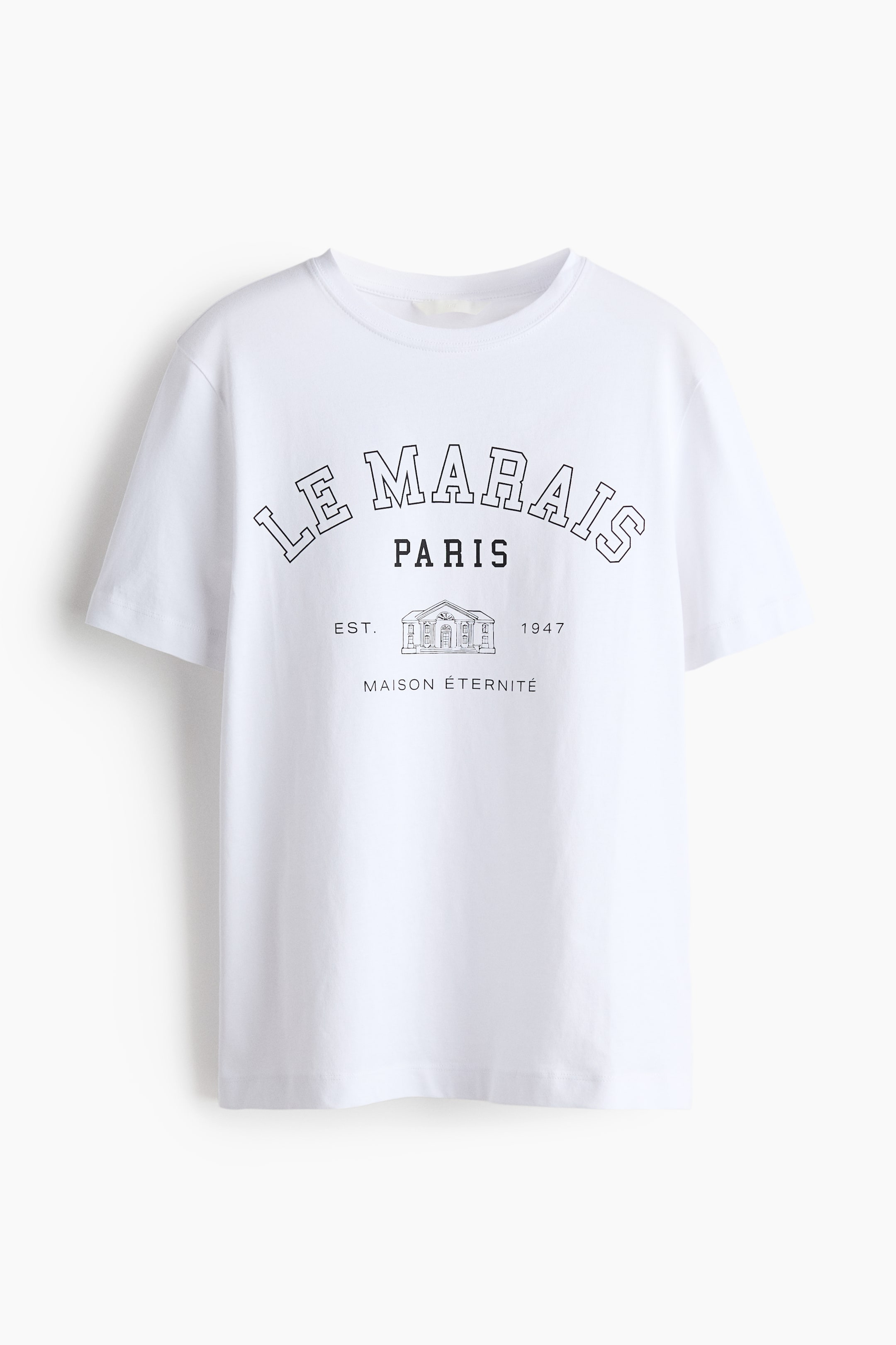 查看大圖: 經典的白色棉質T恤正面展示，圓領設計，短袖和直筒下擺。中央印有黑色圖案，上方以描邊字母拱形排列「LE MARAIS」，下方是實心字母「PARIS」，接著是建築圖標，下面寫著「EST. 1947」和「MAISON ÉTERNITÉ」。