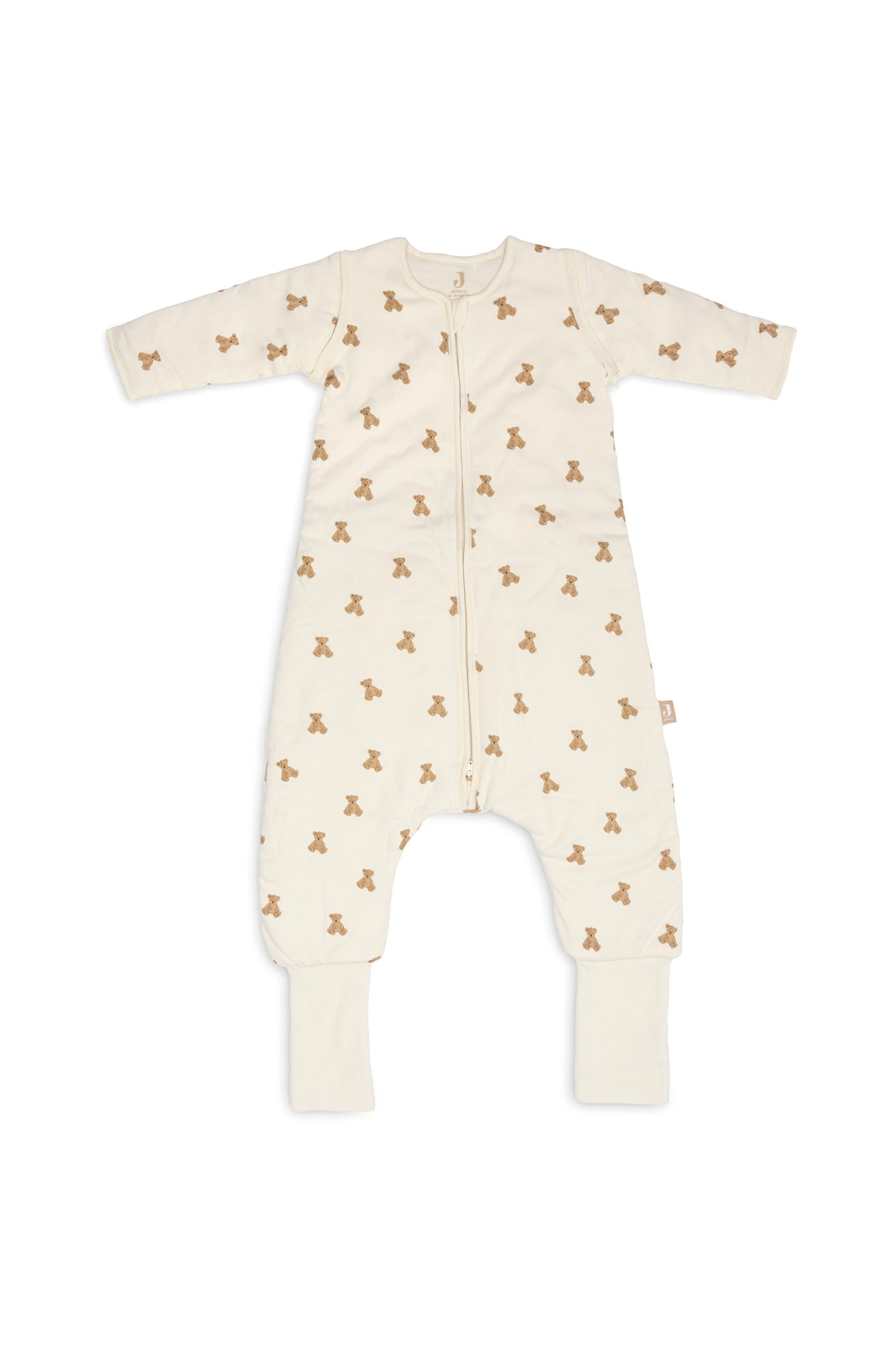 Een crÃ¨mekleurig babyslaappak met een all-over print van bruine teddyberen wordt plat en van voren getoond. Het slaappak heeft een doorlopende ritssluiting in het midden, lange mouwen en verlengde geribde enkelboorden.