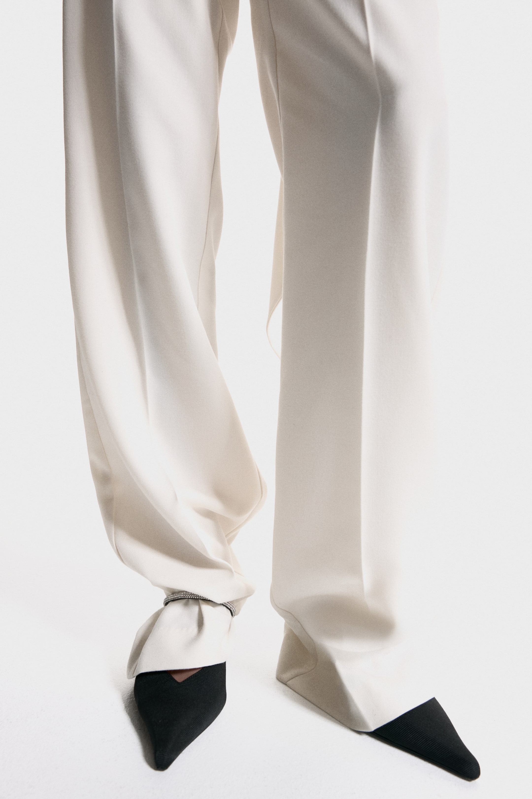 Visa större bild: Utsmyckade mules med klack - Svart - DAM | H&M FI 1