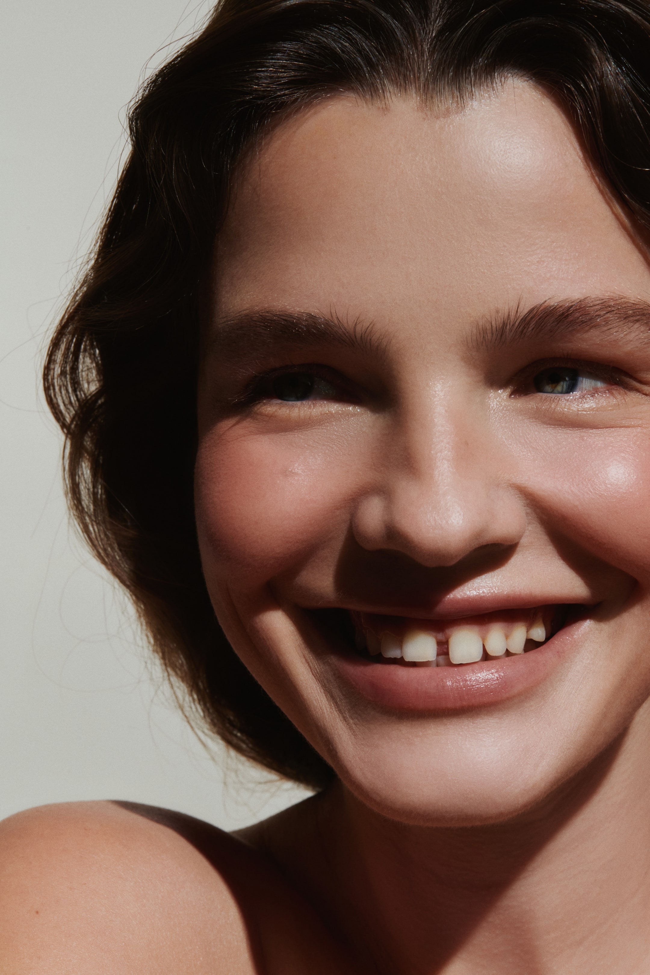 Vis større bilde: Flytende blush er påført modellens kinn, og viser en myk, rosarød nyanse. Blushen gir en naturlig, myk matt finish, som fremhever hennes hudtone.