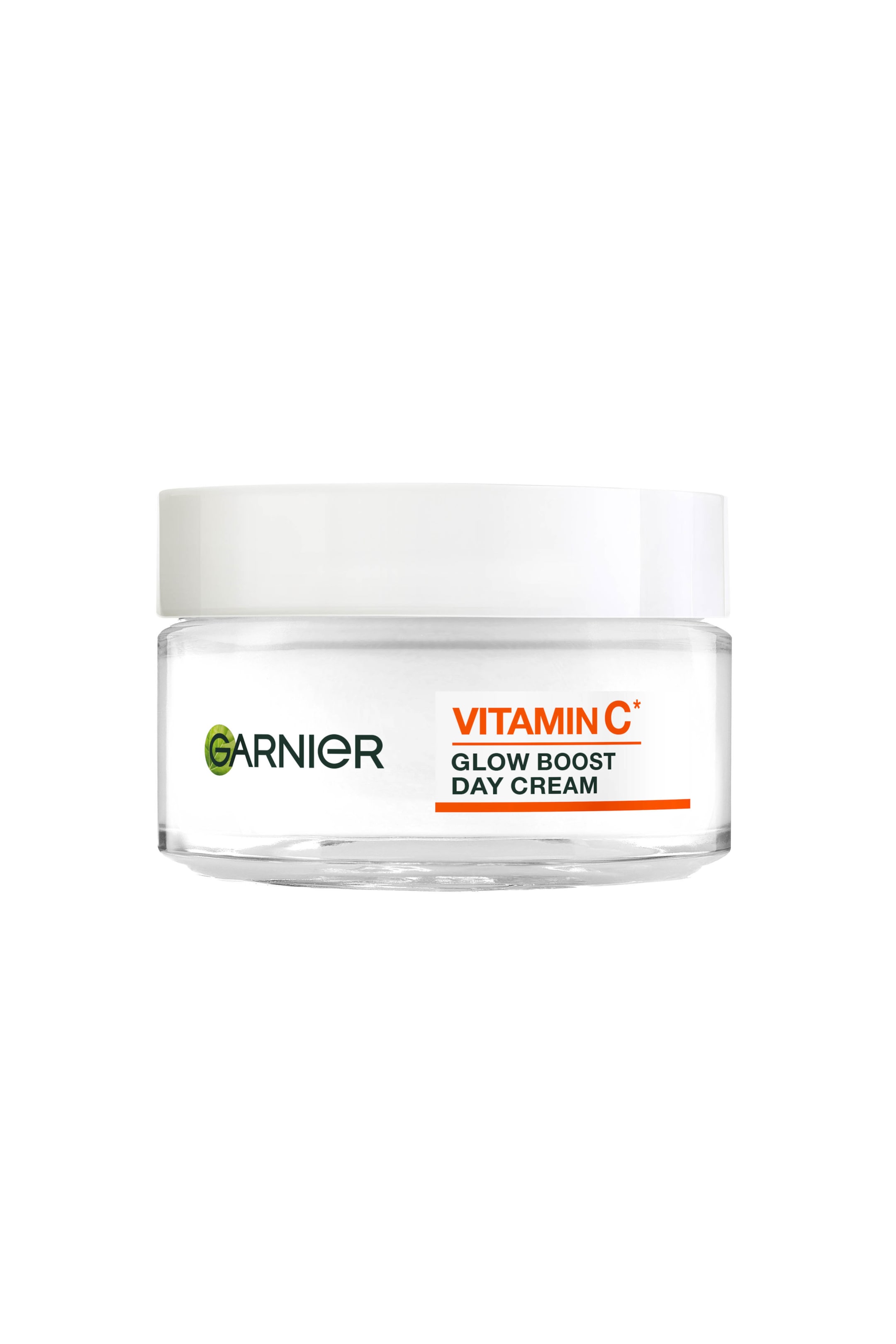 Visa större bild: En klar cylindrisk burk som innehåller Garnier Vitamin C* Glow Boost Day Cream står upprätt och vänd framåt med ett vitt skruvlock. Burkens framsida visar den gröna Garnier-logotypen till vänster och texten "VITAMIN C* GLOW BOOST DAY CREAM" i orange och svart till höger.