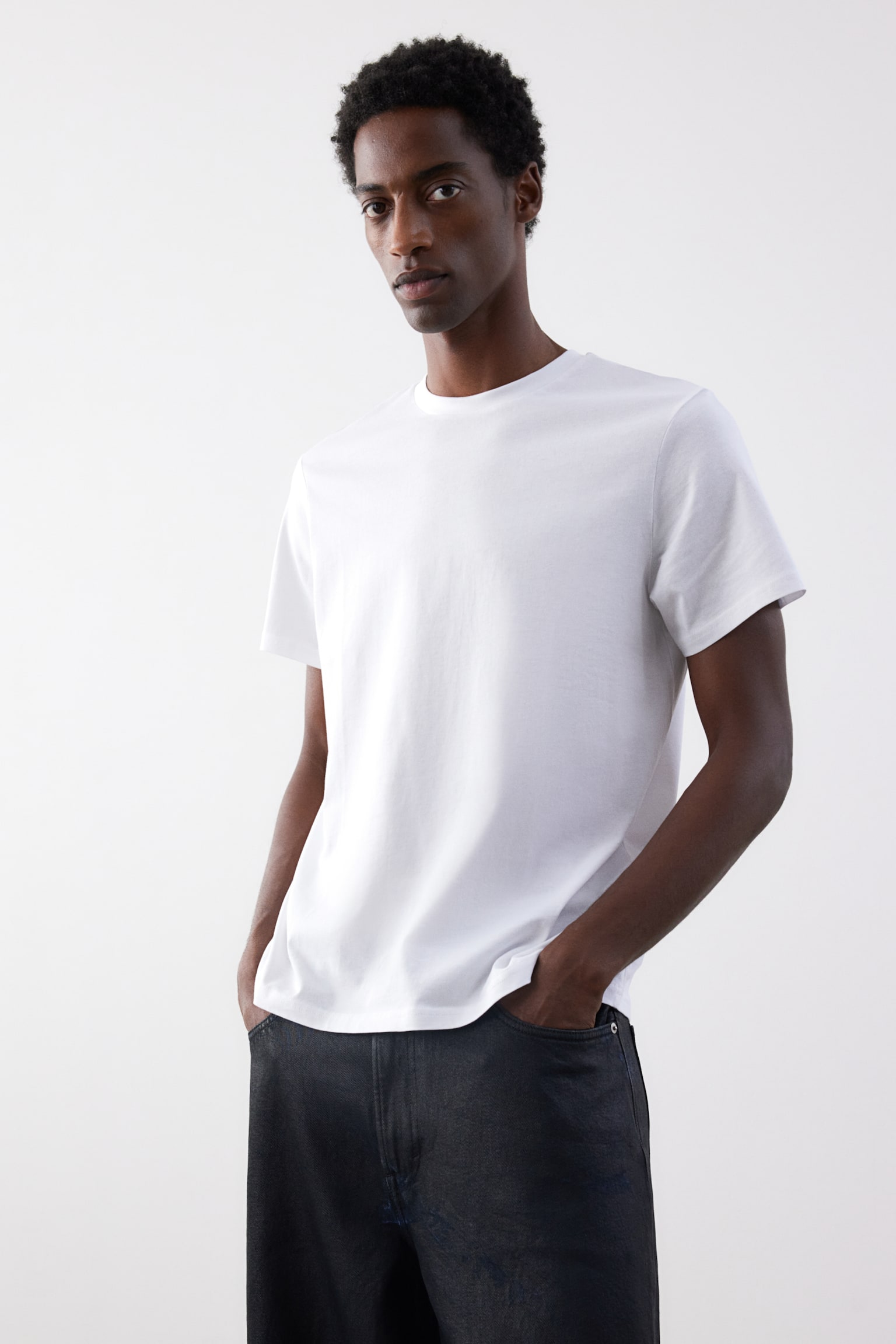 Regular Fit Round-neck T-shirt - White/Black/Dark blue/Burgundy/Grey marl/Forest green/Light beige/Dark grey/Black marl/Dark brown/Light beige/Brown/Light grey/Khaki green/Pink/Khaki green/Light blue/Light green - 1