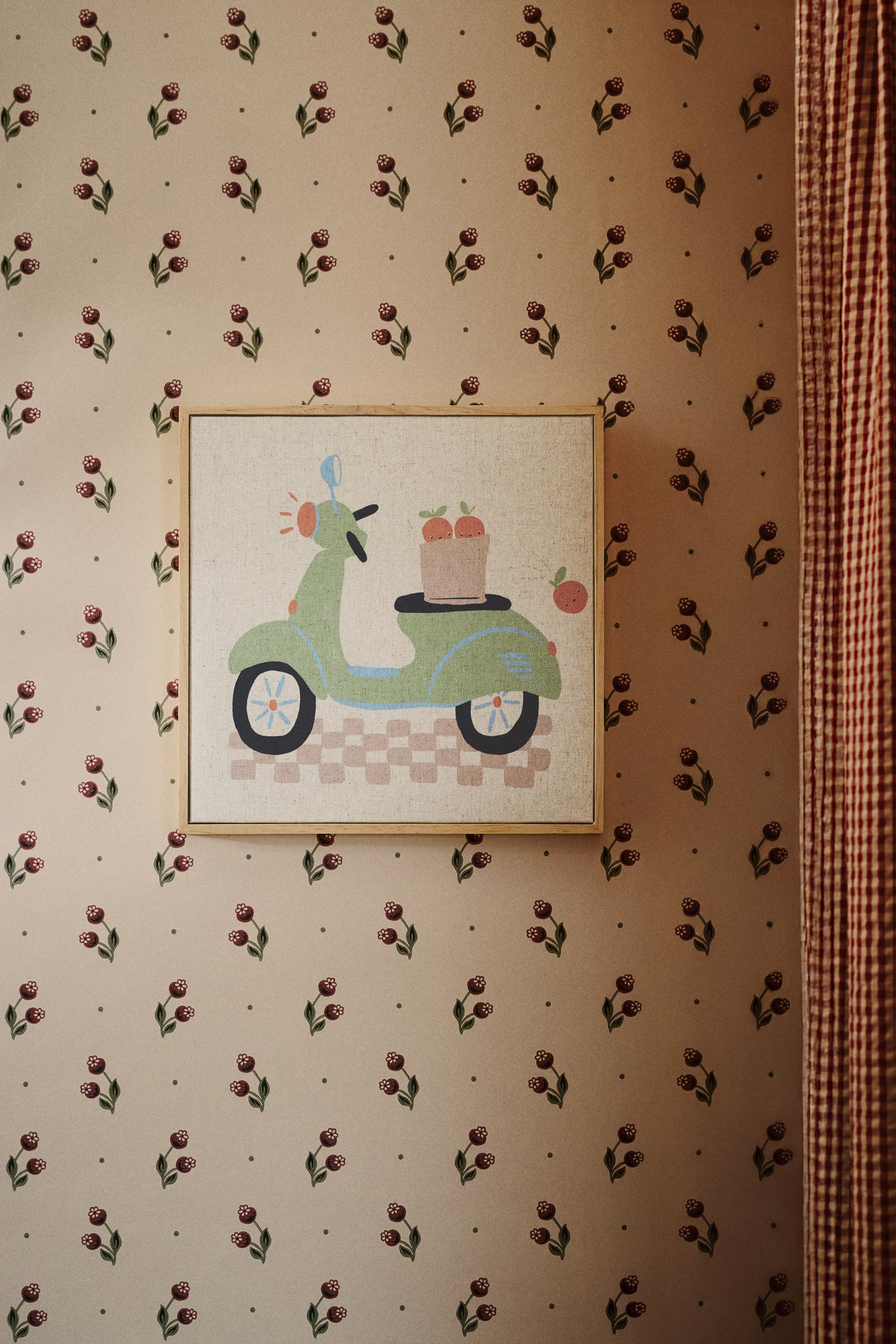 Büyük resmi görüntüle: "Kare duvar sanatı parçası, önden görünen ve meyve taşıyan açık yeşil bir scooter'ın canlı baskısını, dokulu bir tuval üzerinde sergiliyor, açık çam ahşap bir çerçeve ile çevrelenmiş."