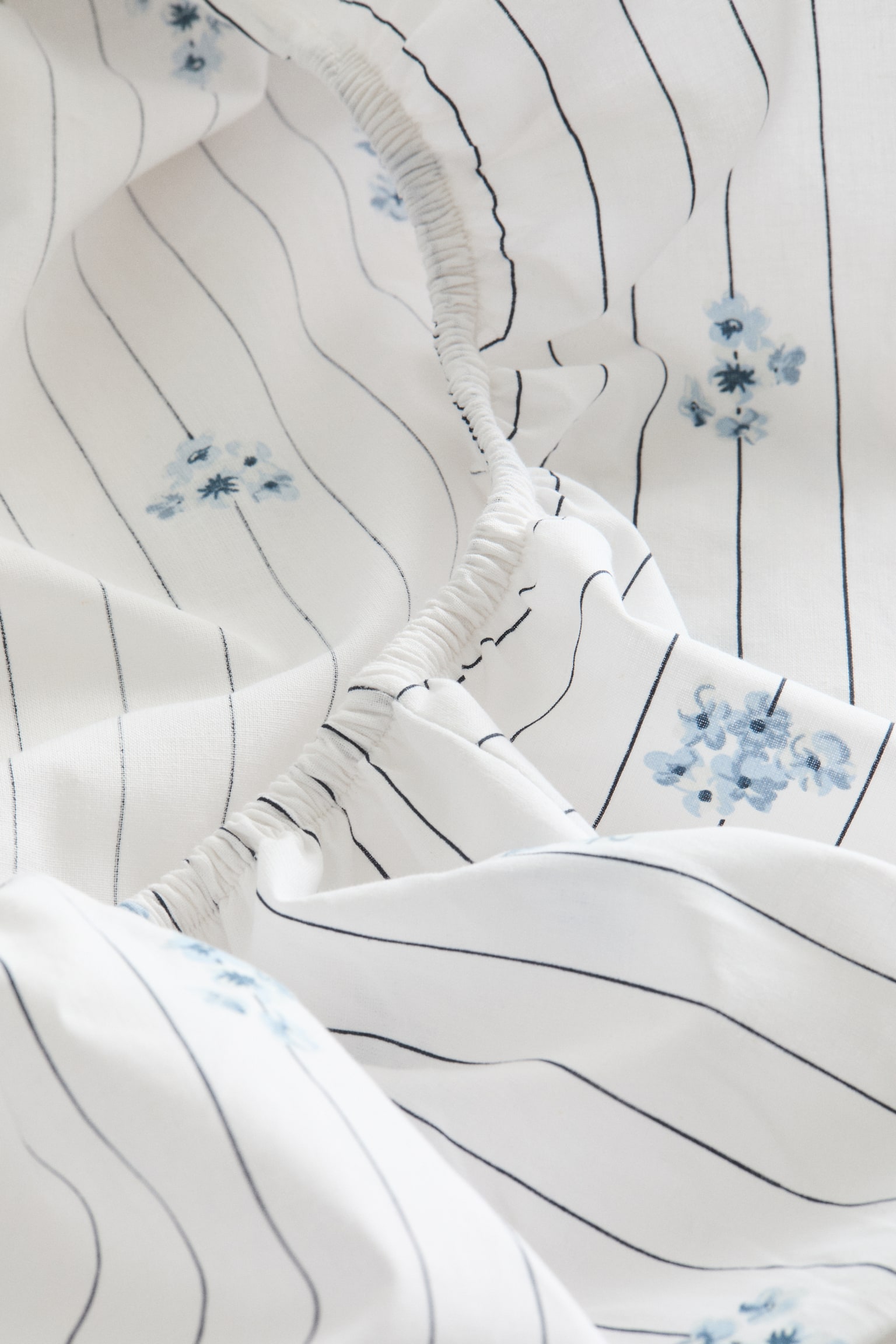 Patterned cotton fitted sheet - White/Blue floral/White/Floral/Light beige/Floral - 3