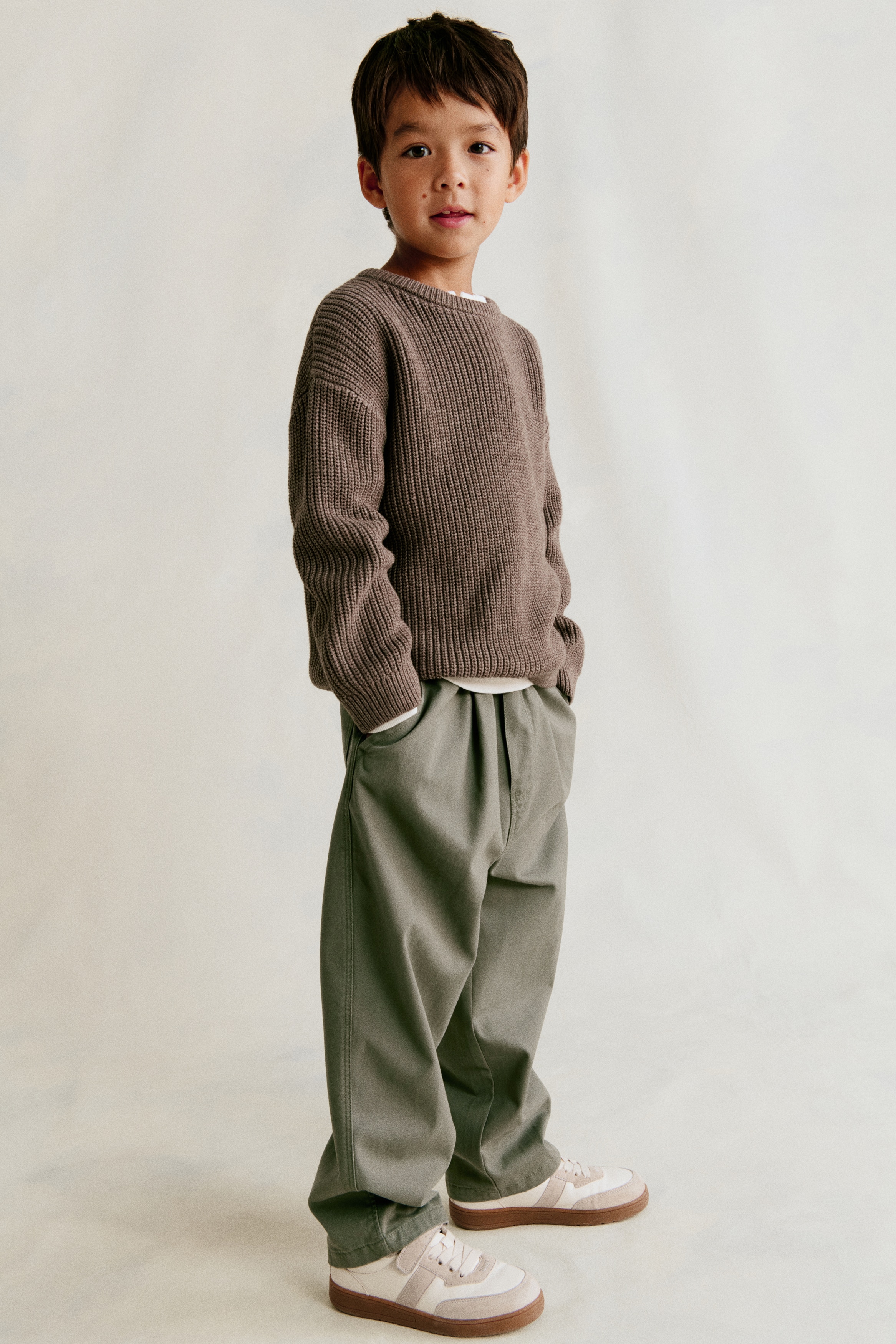 Pantaloni chino din twill de bumbacModel