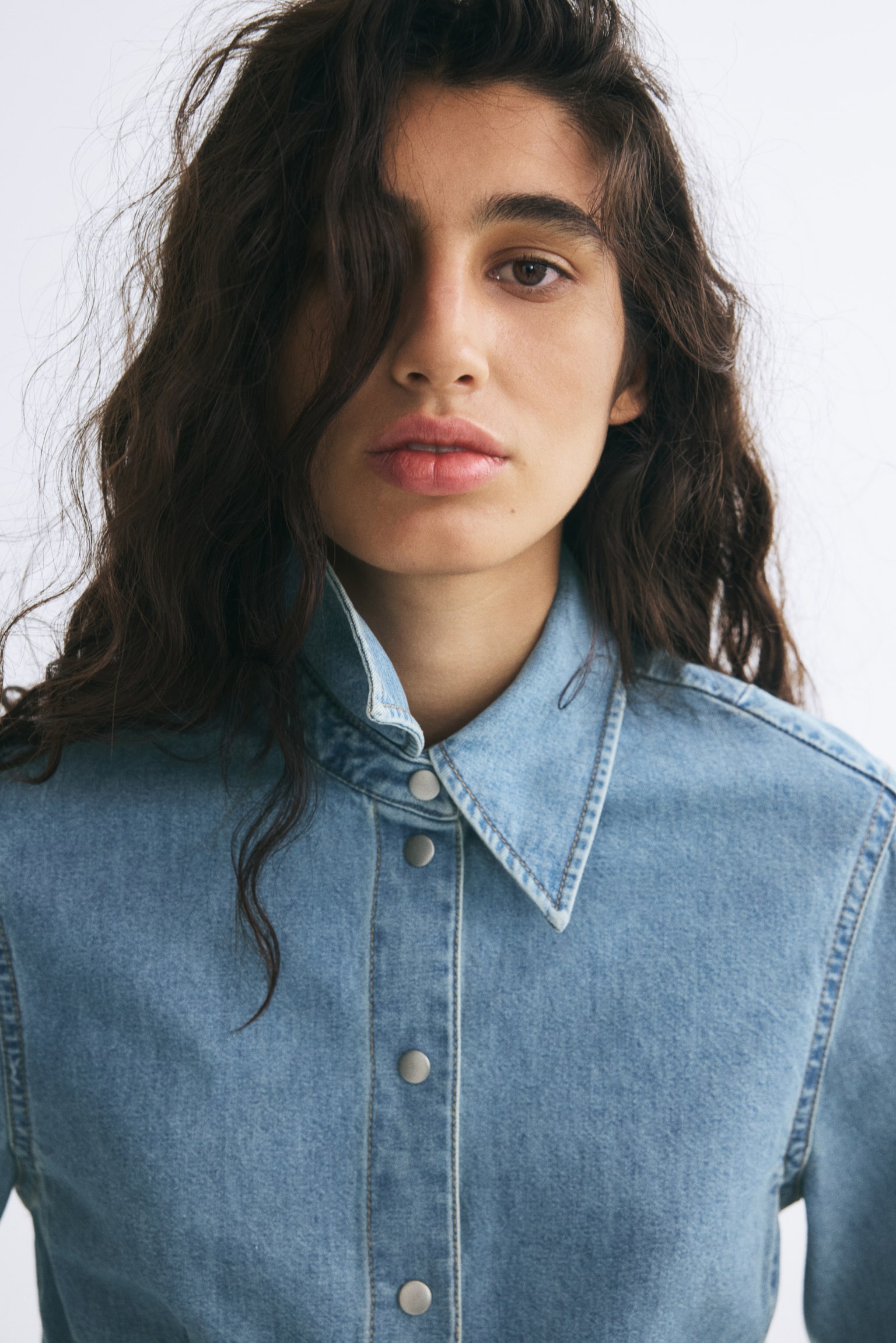 Женская рубашка H&M Denim Shirt, цвет: Светлый джинсовый синий — фото 3