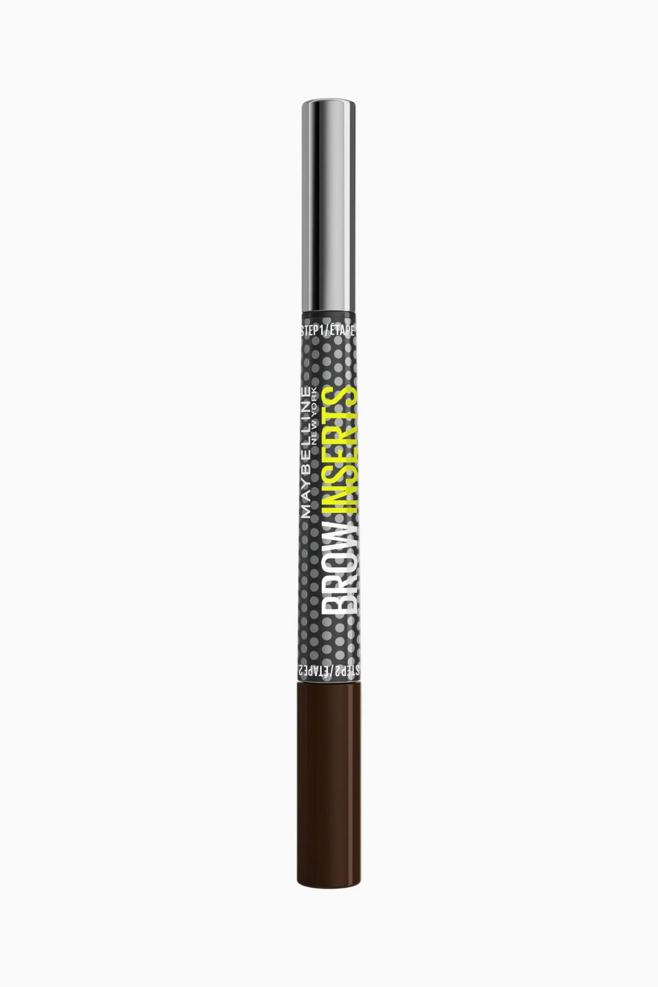 Größeres Bild ansehen: Ein zylindrisches Maybelline Brow Inserts-Produkt steht aufrecht und verfügt über einen dunkelbraunen unteren Abschnitt sowie einen grauen oberen Abschnitt mit weißen Punkten. „MAYBELLINE NEW YORK“ ist vertikal in Weiß aufgedruckt, und „BROW INSERTS“ ist horizontal in leuchtendem Gelb zu sehen, während „STEP 1/ETAPE 1“ in der Nähe einer metallisch-silbernen Kappe und „STEP 2/ETAPE 2“ nahe dem braunen Abschnitt sichtbar sind.