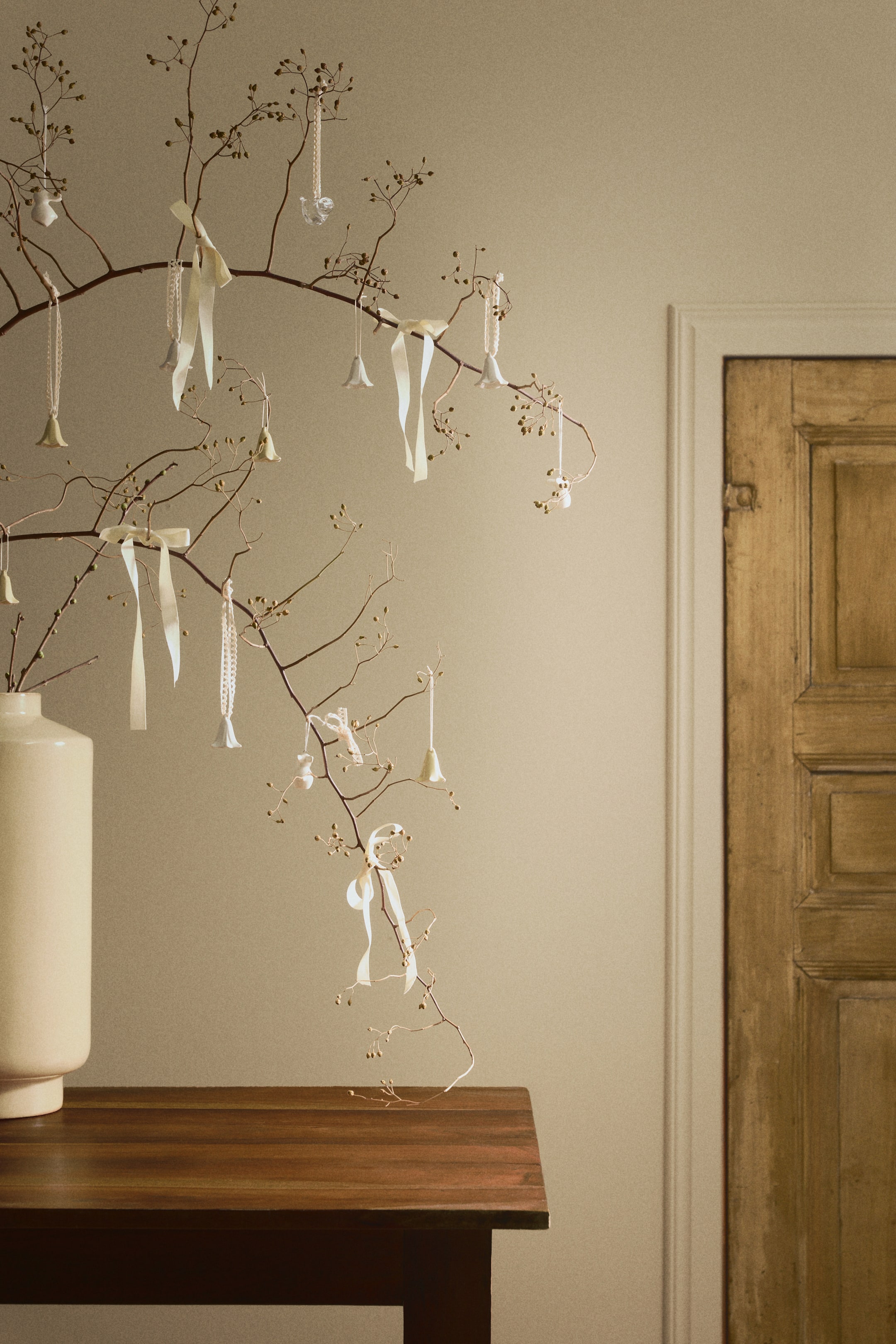 Vezi imaginea mai mare: Decorațiunile de Paște sunt ornamente din ceramică glazurată, cu un design inspirat de flori. Acestea prezintă forme de flori deschise, în formă de clopoței, în culori deschise, suspendate de panglici și sfori.