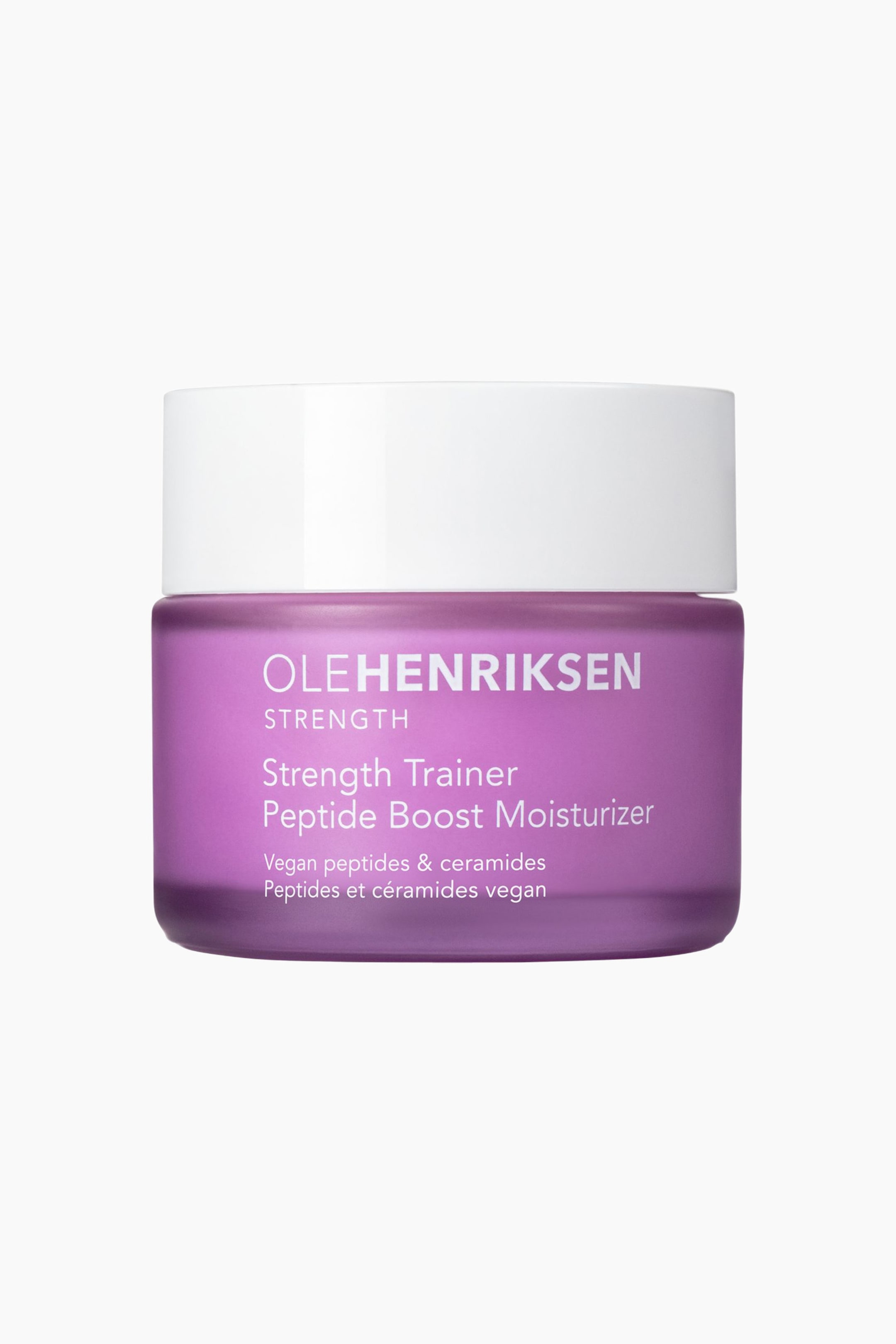 Se større billede: OLEHENRIKSEN Strength Trainer Peptide Boost Moisturizer er en gennemsigtig lilla krukke med hvidt låg, set forfra i en let top-down-vinkel. På forsiden står der med hvid tekst: "OLEHENRIKSEN", "Strength", "Strength Trainer Peptide Boost Moisturizer", "Vegan peptides & ceramides" og "Peptides et c�ramides vegan".