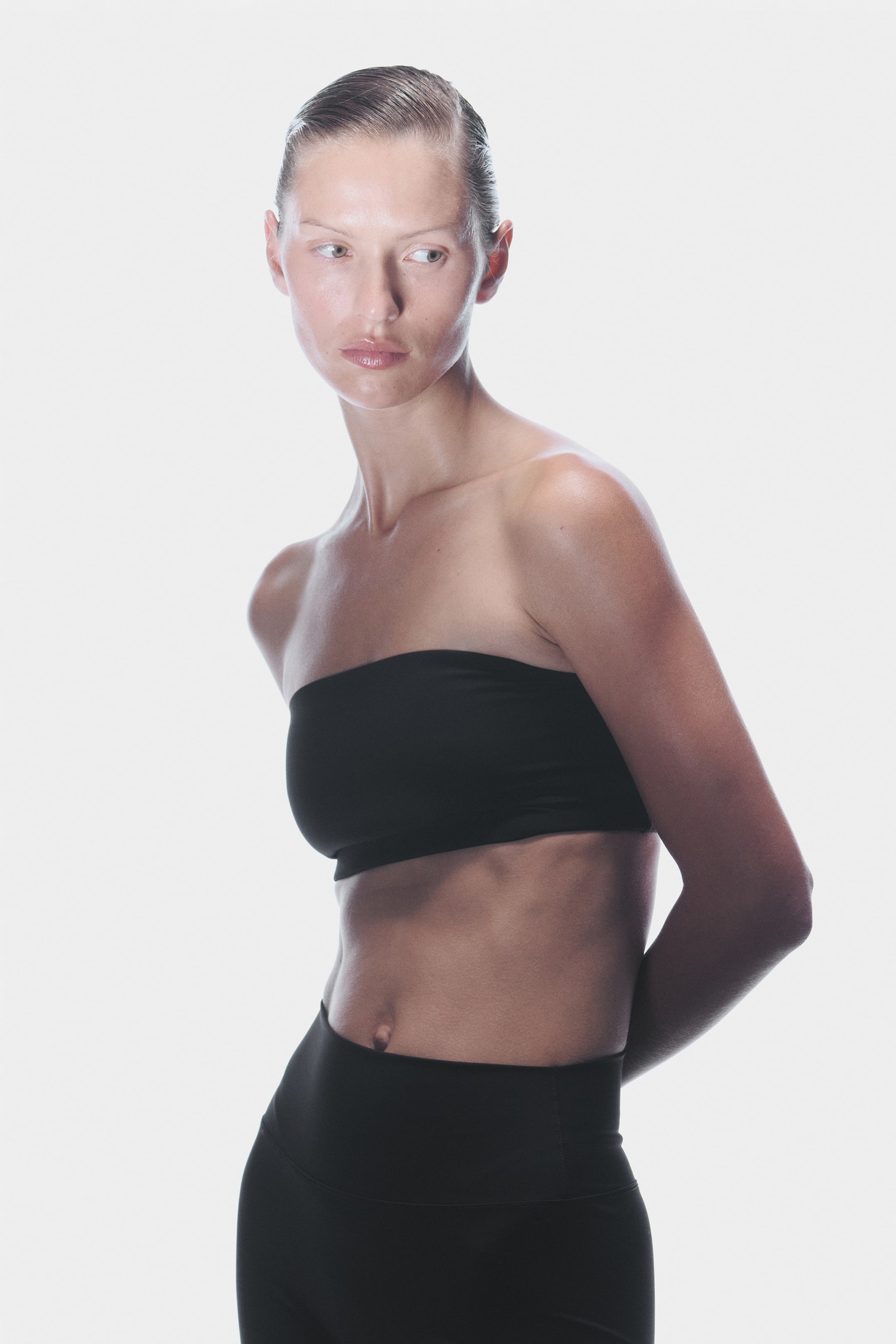 View larger image: Medium support Bandeau Sports bra With SculptMove™ - Black - Ladies | H&M IN 5