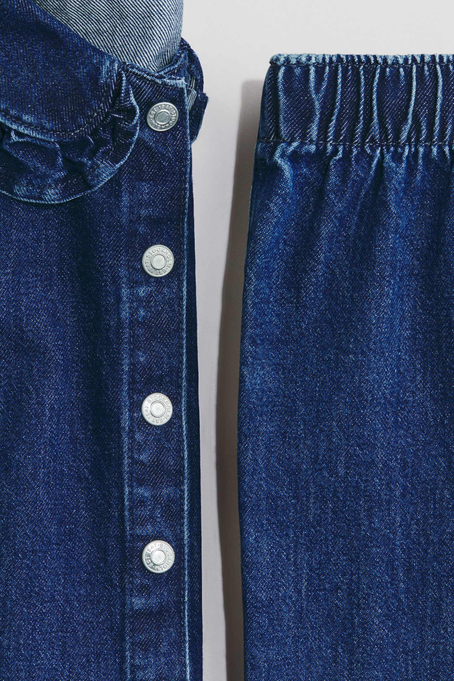 Детские комплекты H&M 2-Piece Ruffle-Trimmed Denim Set, цвет: Тёмный джинсовый синий — фото 2