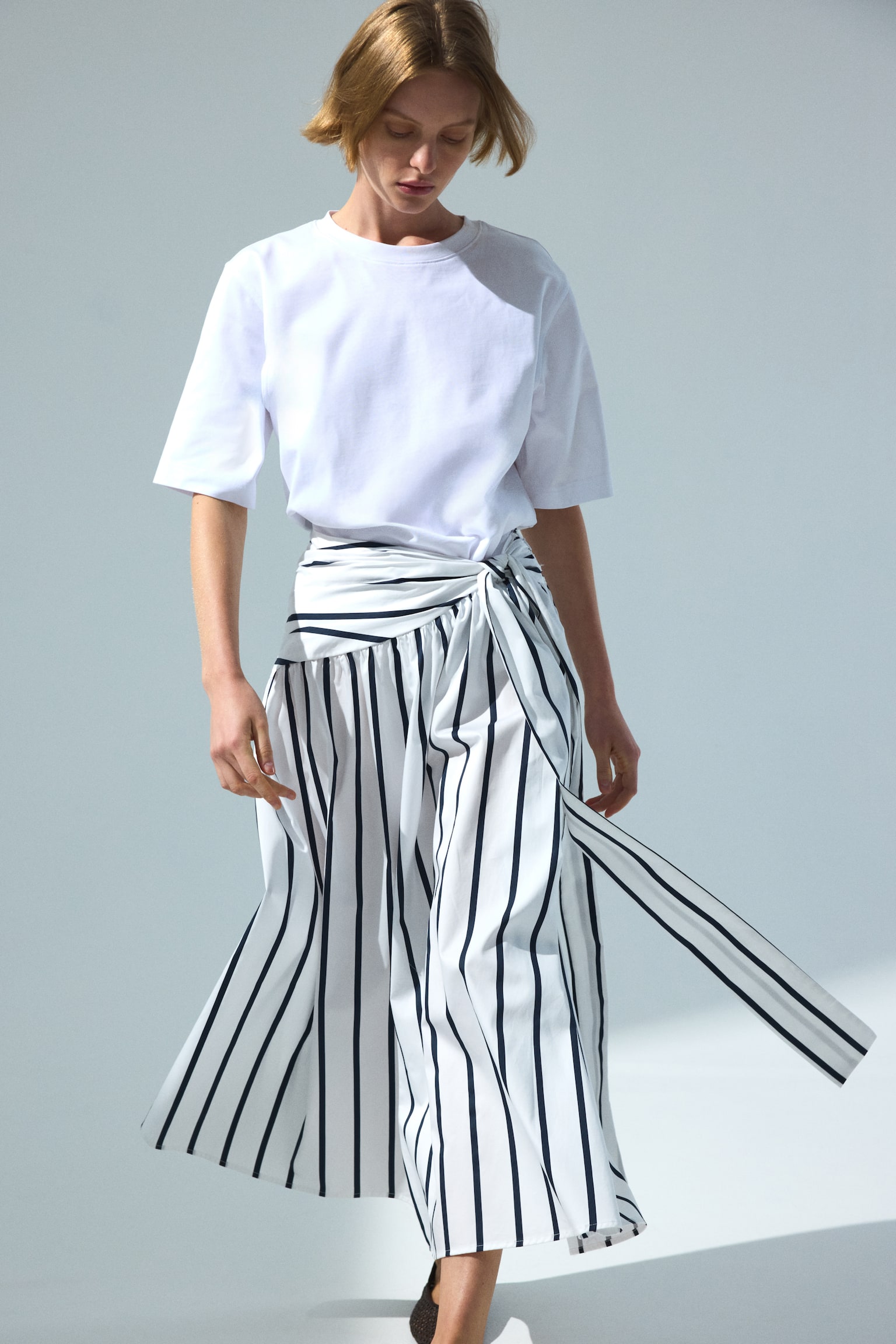 Saia em popelina com fitas de atar - Branco/Riscas azul marinho - 5