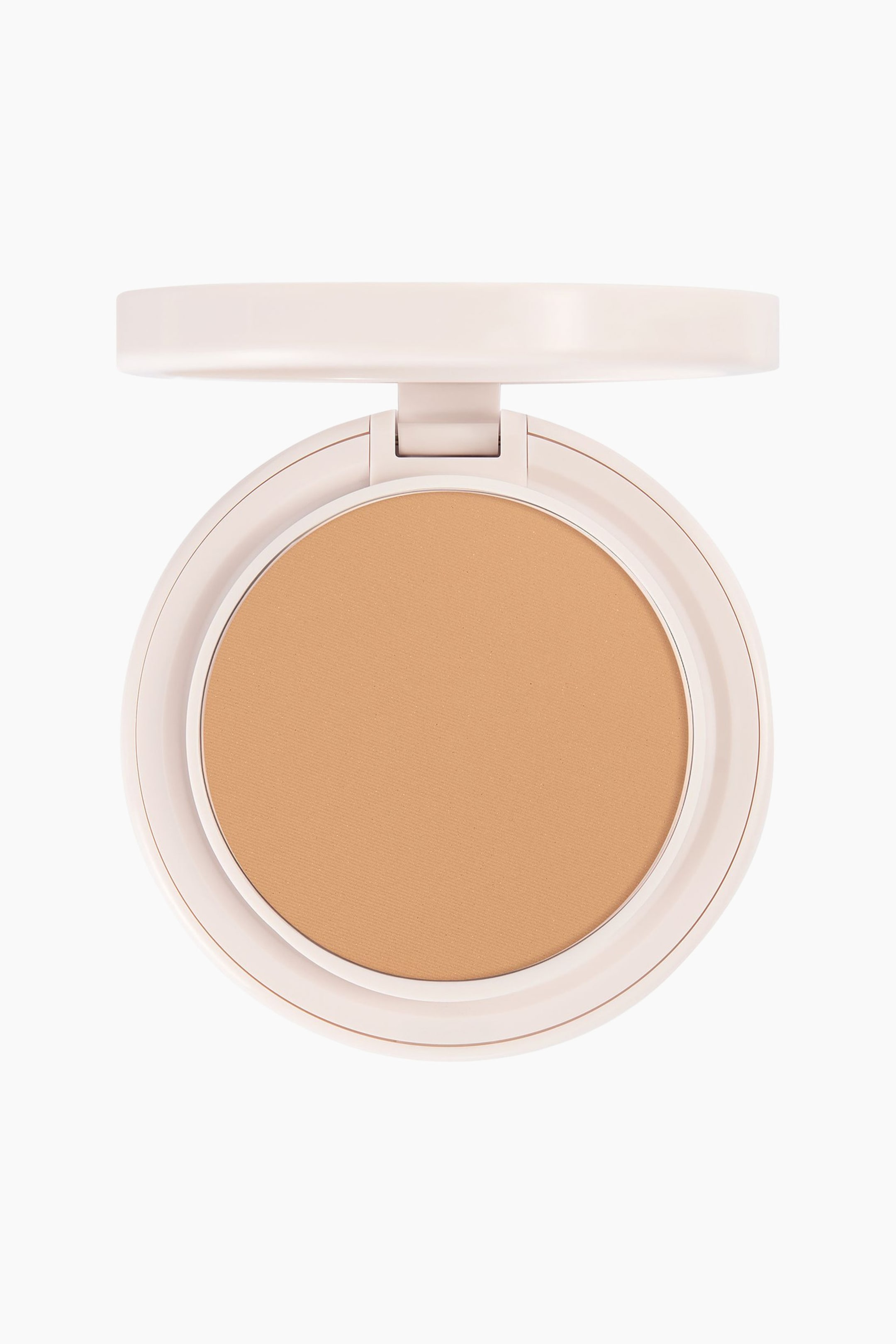 Se større billede: Natural Blur Powder Foundation præsenteres som et glat, mat, medium-beige presset pudder i en åben, rund, lyserød compact. Compacten vender fremad med låget slået op, så den cirkulære pan ses direkte ovenfra.
