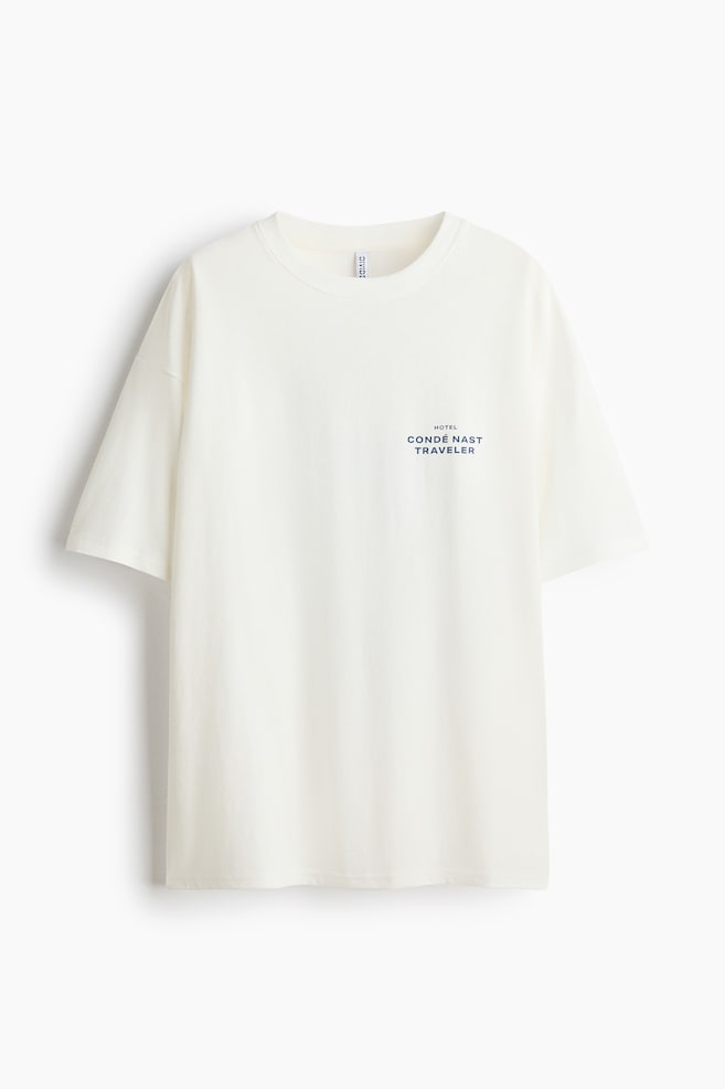 Camiseta oversize estampada - Blanco/Condé Nast Traveler/Negro/Nirvana/Crema/Condé Nast Traveller/Negro/Sabrina Carpenter/Beige claro/Sabrina Carpenter/Negro/Condé Nast Glamour/Marrón/Condé Nast Traveler/Blanco/Condé Nast Glamour/Blanco/Condé Nast Traveller/Negro/Sabrina Carpenter/Crema/Nice/Gris oscuro/Pink Floyd/Amarillo/Hotel Nuevo Mundo/Crema/The Rolling Stones/Gris oscuro/The Cure - 1
