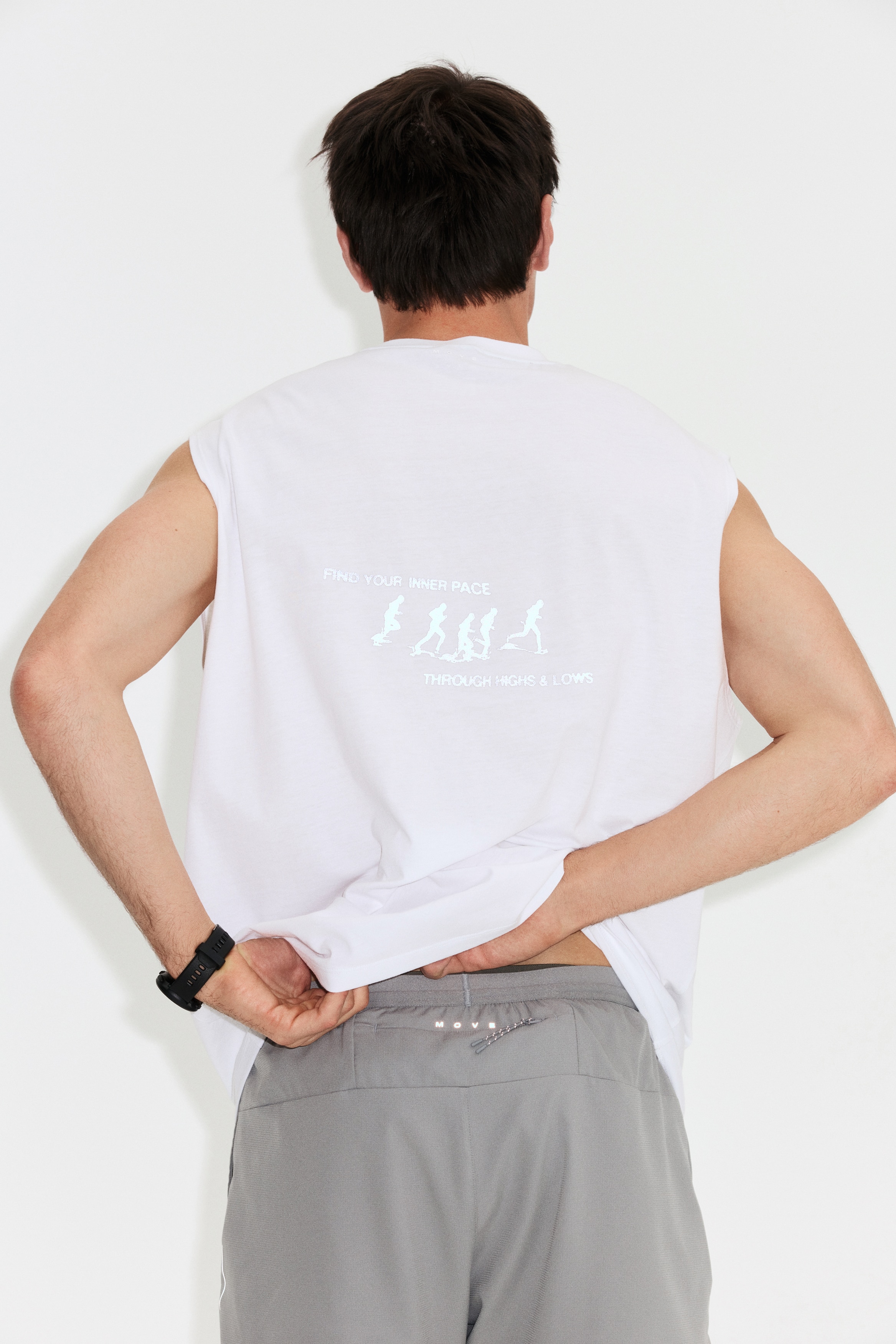 ルーズフィット スポーツタンクトップ DryMove™ - ホワイト／Inner Peace/ダークグレー