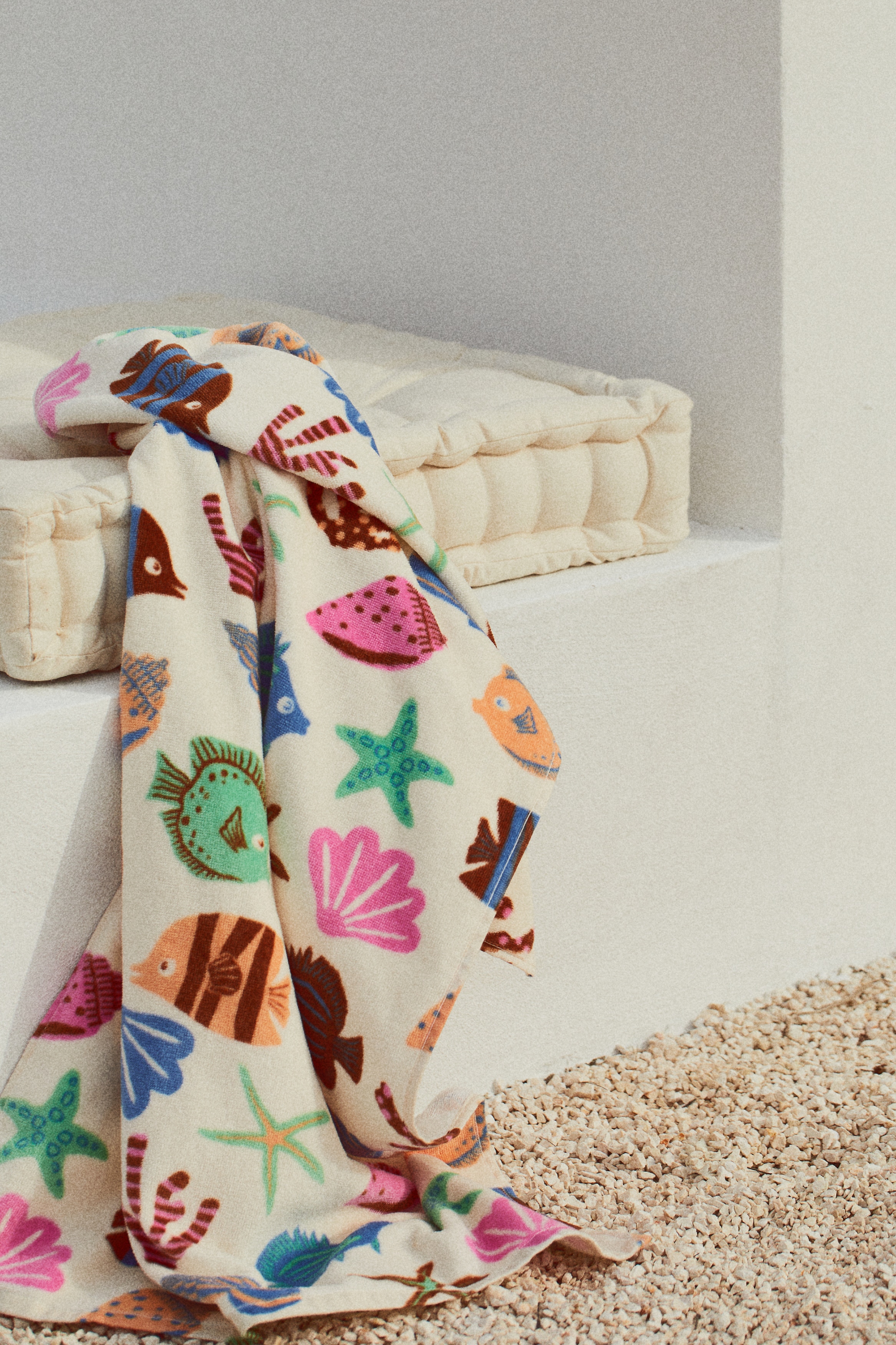 Patterned bath towel - Light beige/Sea life/White/Spotted/Turquoise/Vacay Today/Pink/Fruits/Light yellow/Ice Cream/Light beige/Dinosaurs/Pink/Strawberries/White/Vehicles/Light green/Shark/Green/Triceratops/Turquoise/Paradise/Cream/Dinosaur/Black/Ghosts/Light beige/Map/Light beige/Lemons/White/Black hearts