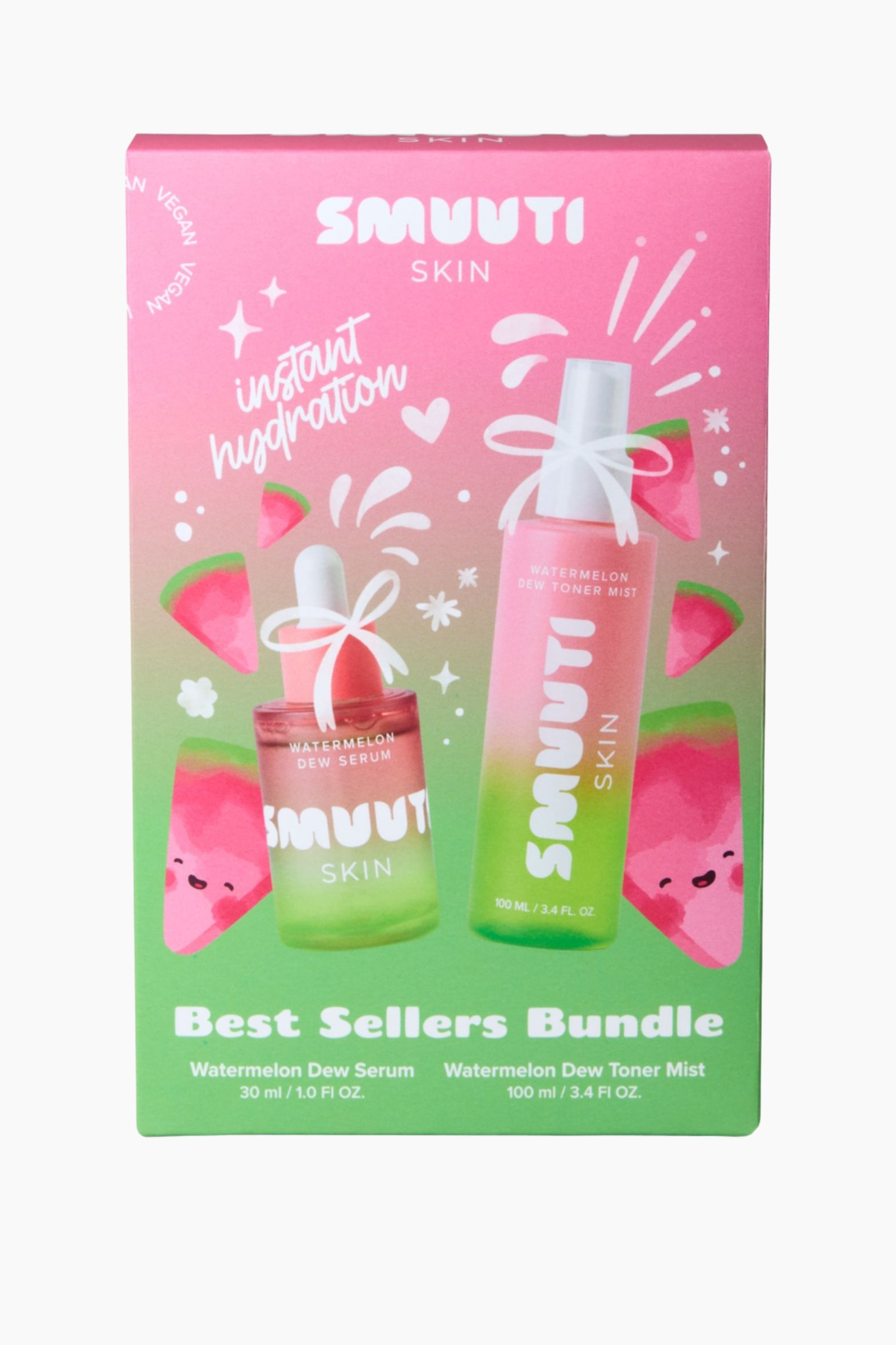 Vis større bilde: En SMUUTI SKIN Best Sellers Bundle-boks står oppreist og vendt svakt mot høyre. Forsiden viser et rosa-til-grønt gradientdesign, med illustrasjoner av en dråpeflaske og en sprayflaske, begge bundet med et hvitt bånd, samt vannmelonskiver, stjerner og hvit tekst som identifiserer «SMUUTI SKIN» og produktnavnene «Watermelon Dew Serum» og «Watermelon Dew Toner Mist».