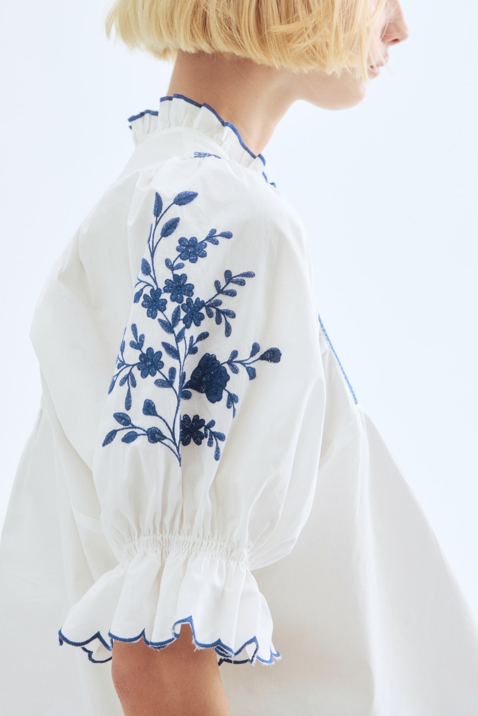 İşlemeli ve Pamuklu Bluz - Beyaz/Mavi çiçekli/Beyaz/Kırmızı çiçekli - 4