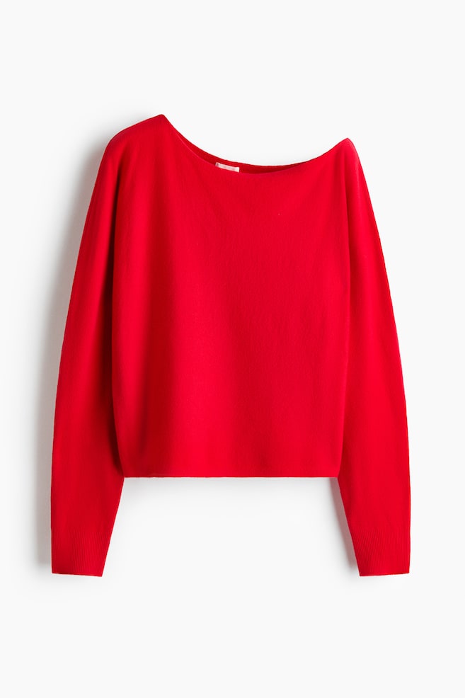 Ein leuchtend roter, kurz geschnittener Pullover in feiner Strickqualität wird von vorne gezeigt und verfügt über einen asymmetrischen Ausschnitt sowie lange Ãrmel mit Rippbündchen. - 1