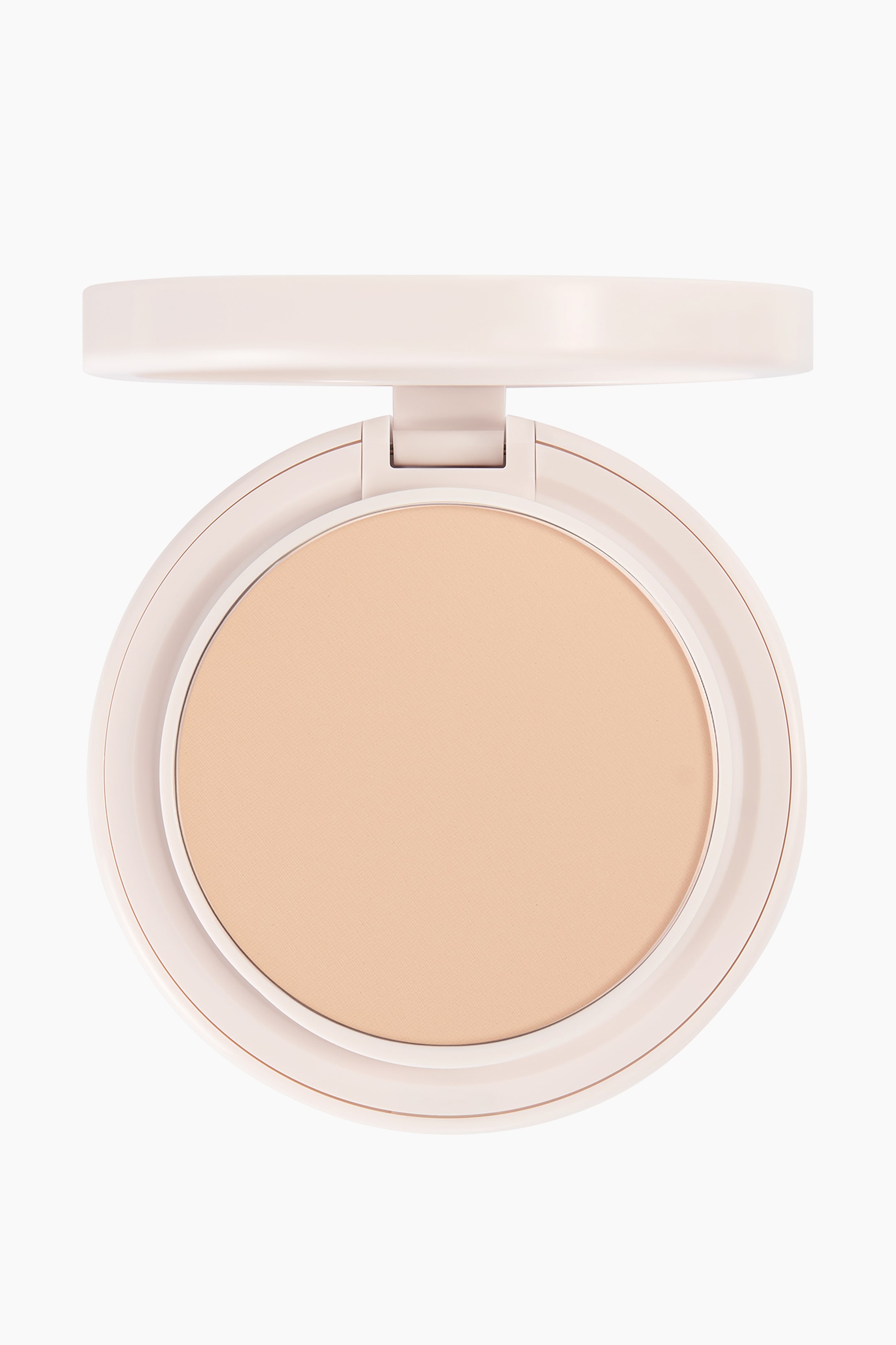 Visa större bild: Natural Blur Powder Foundation visas i ett öppet, ljusrosa runt kompaktet med framsidan vänd rakt framåt. Kompaktet visar ett slätt, ljusbeige pressat puder i sin runda panna.