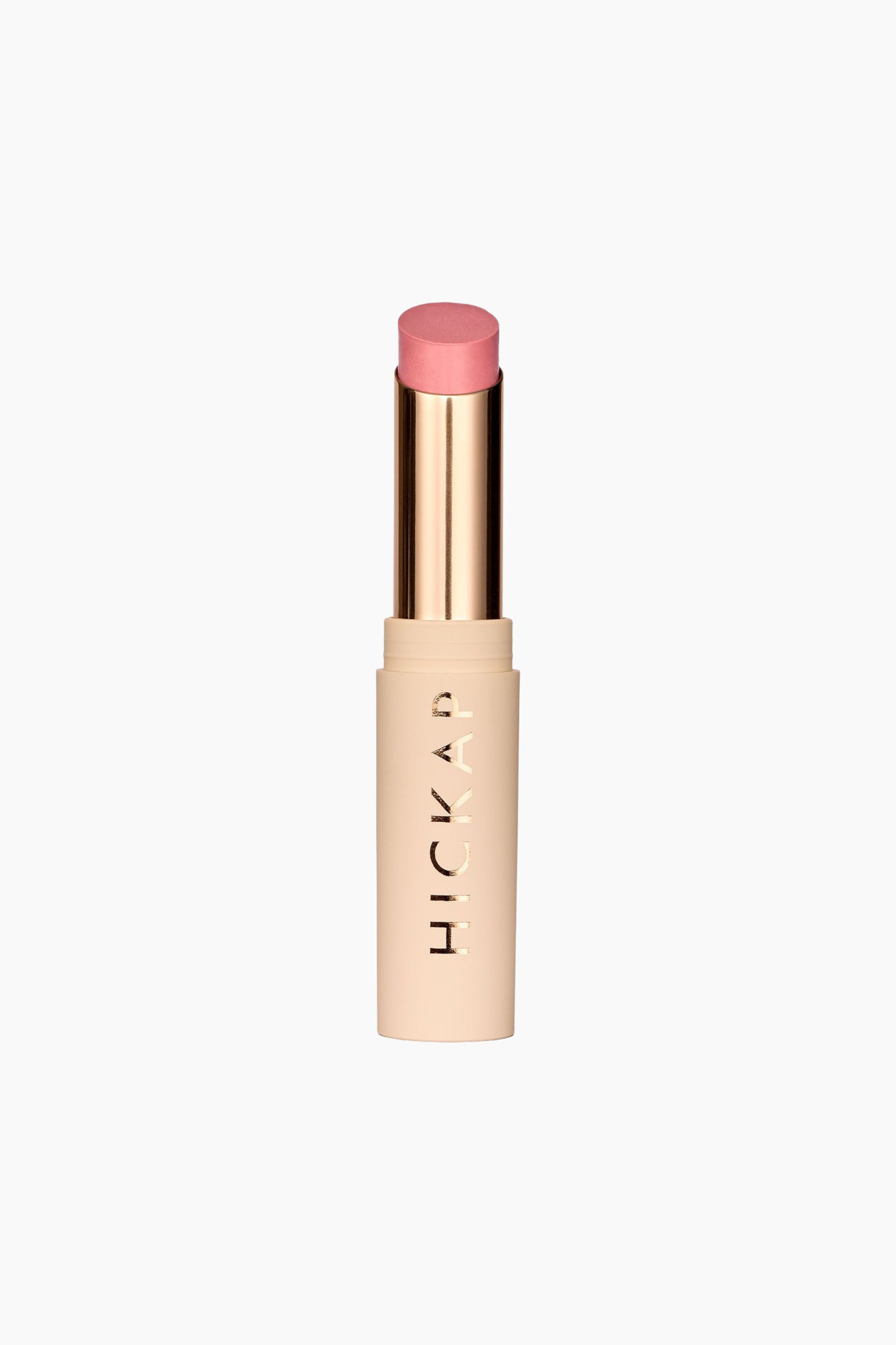 Visa större bild: Plush Pout Lipstick står upprätt och visar upp en matt, rosapink kulformad sticka som skjuter ut ur en reflekterande gyllene innersleeve. En matt, cylindrisk bas i nude-ton visar varumärket "HICKAP" i vertikal guldfärgad text.