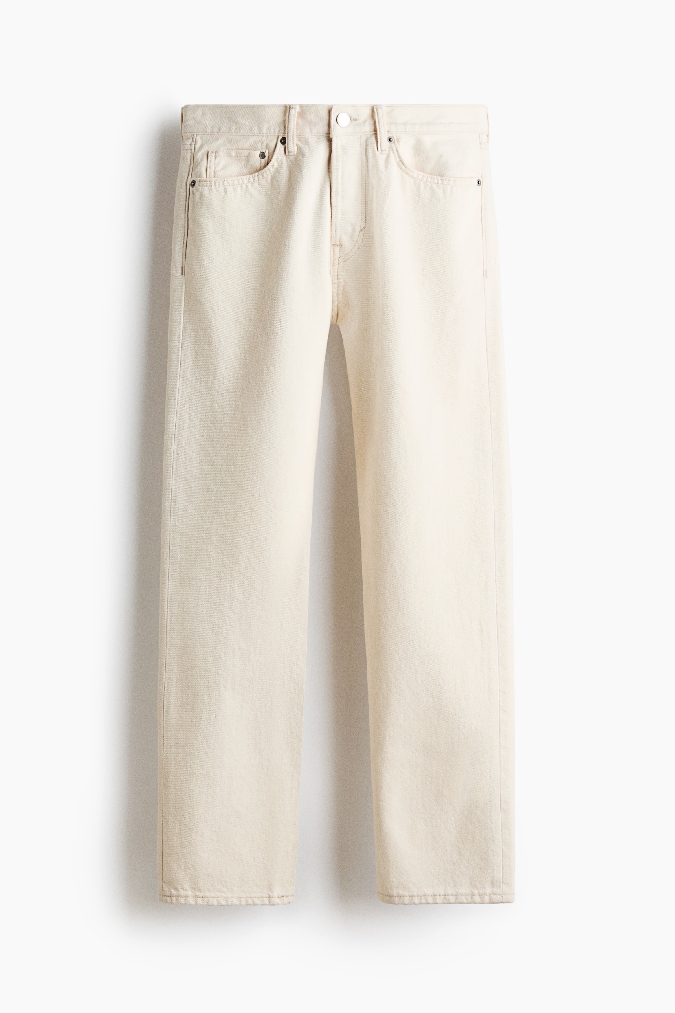 Jeans in denim bianco sporco a cinque tasche, dal taglio dritto, indossati dalla modella. I jeans regular fit sono abbinati a una giacca in denim scuro con zip sopra una t-shirt bianca e sneakers marroni.