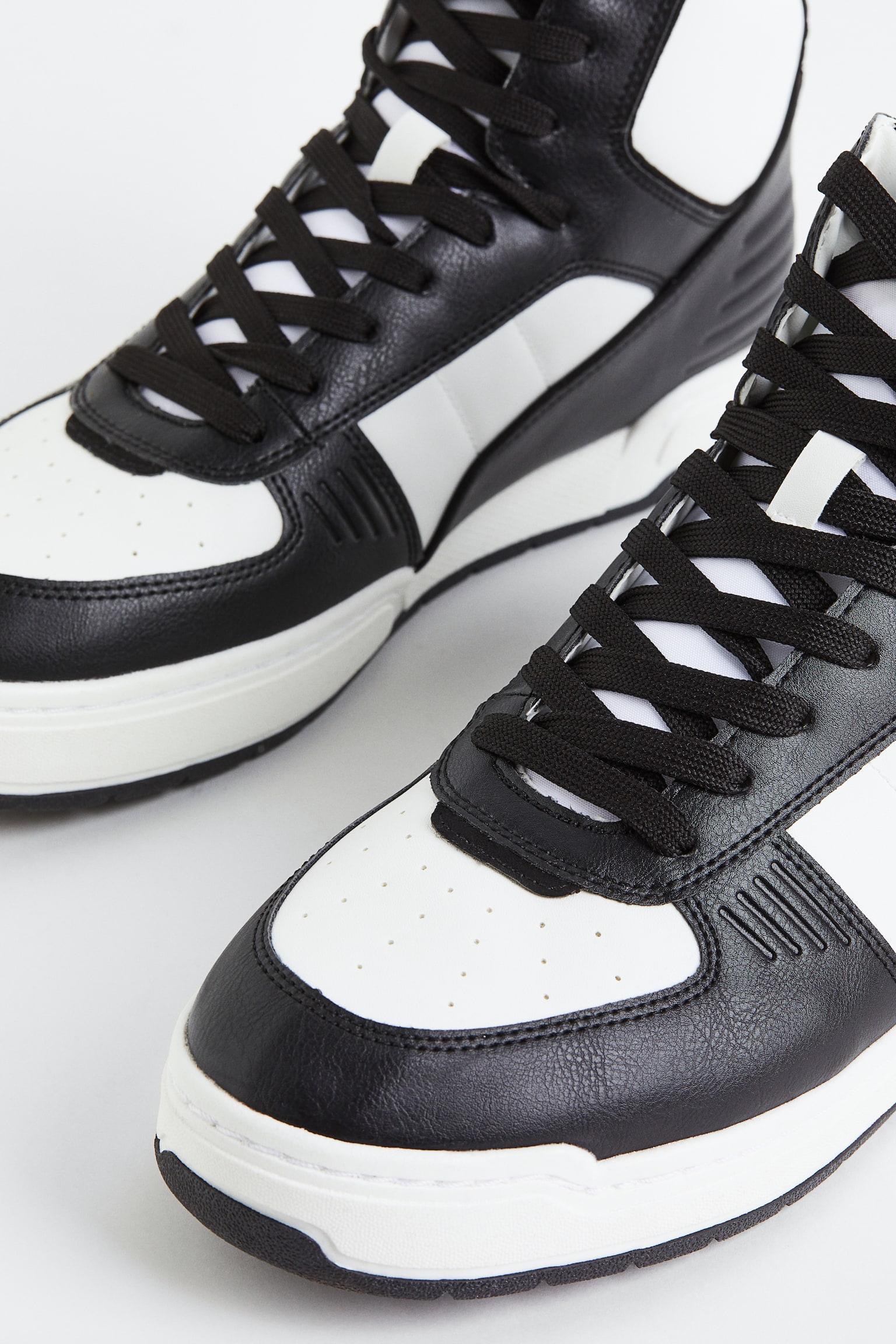 Hi Top Sneakers - Black/White - 3