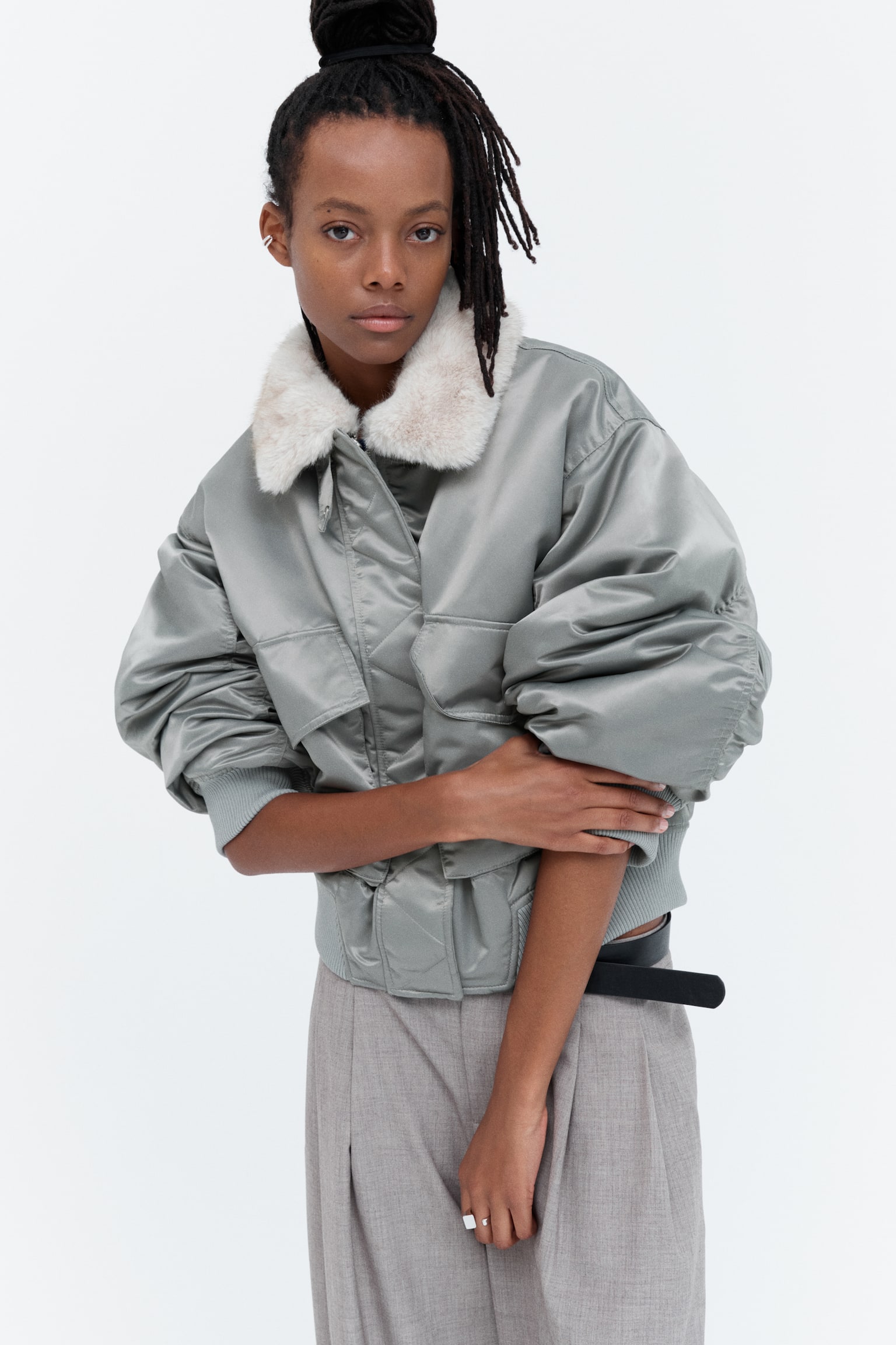 Женская куртка H&M Oversized Bomber Jacket with Fluffy Collar, цвет: Серый — фото 3