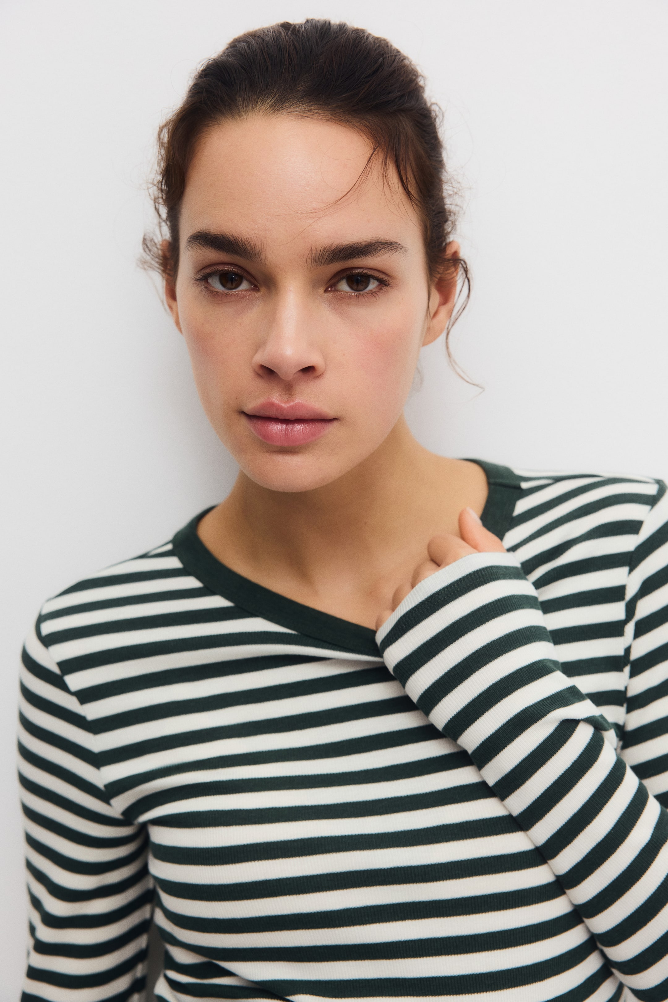 Zobrazit větší obrázek: MAMA Žebrovaný žerzejový top - Tmavě zelená/proužky - ŽENY | H&M CZ 2