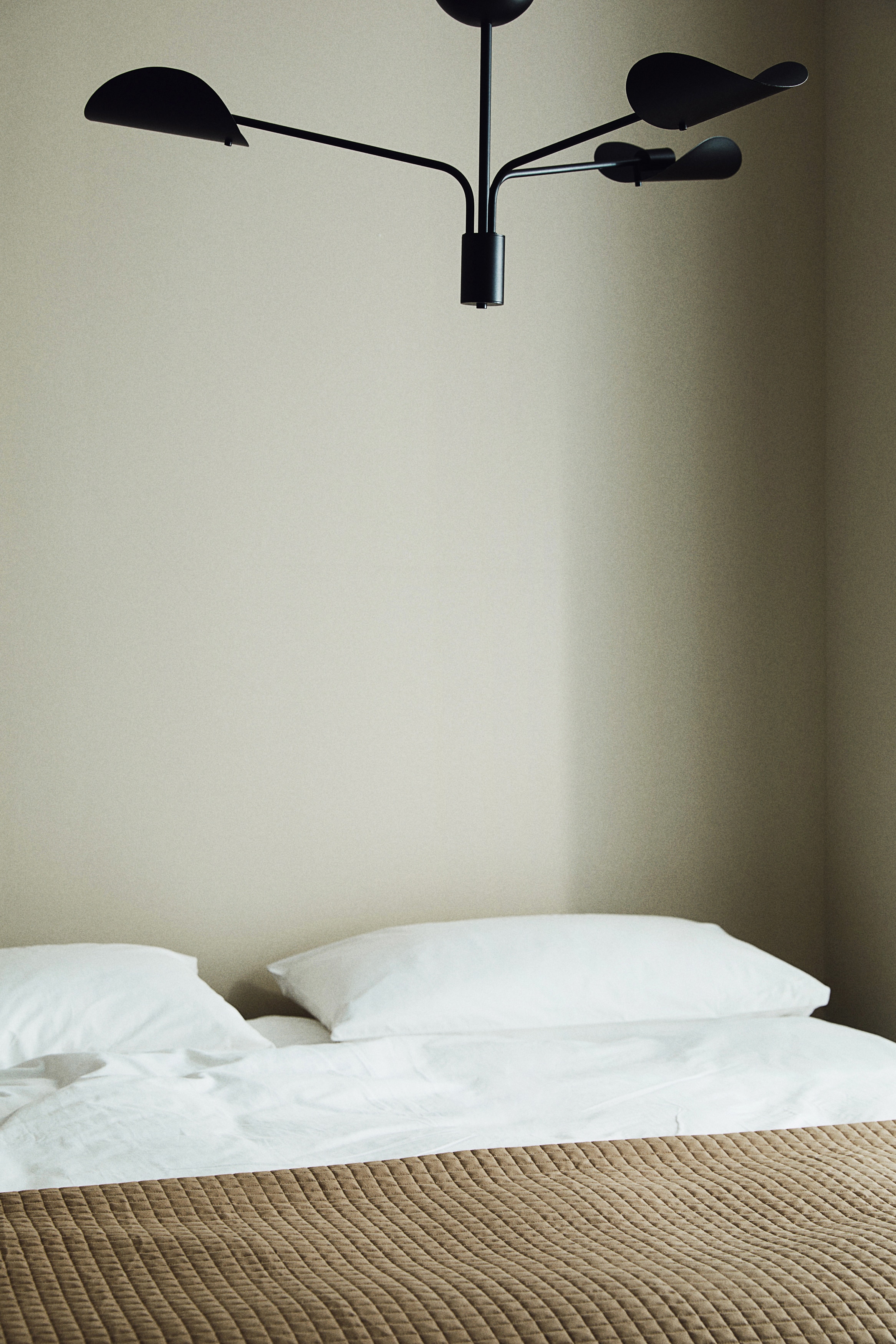 Loftslampe med tre arme - Sort/Lys beige