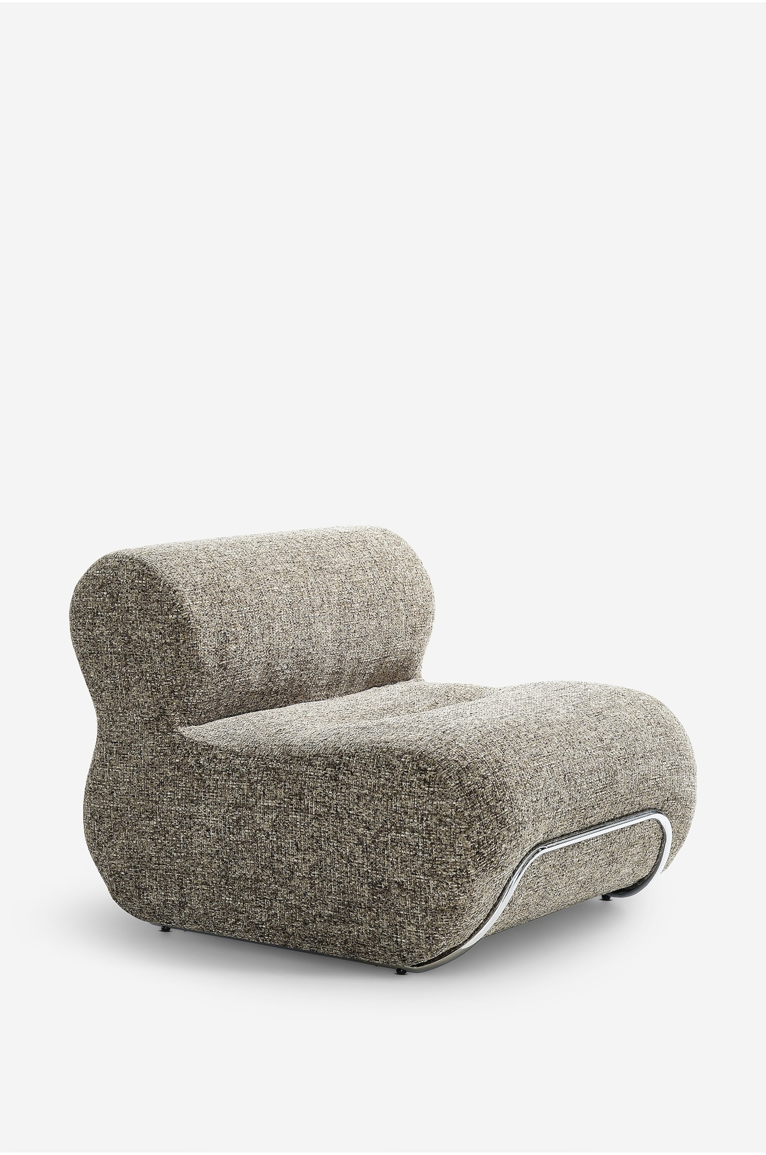 De Archie fauteuil staat in driekwartaanzicht naar rechts gericht en toont een laag silhouet zonder armleuningen, bekleed met een gestructureerde, meerkleurige bruine stof. Hij heeft een afgeronde rugleuning in bolsterstijl en een gevormde zitting, met een gebogen chromen buizenframe dat de onderzijde aan de voorkant accentueert. - 1