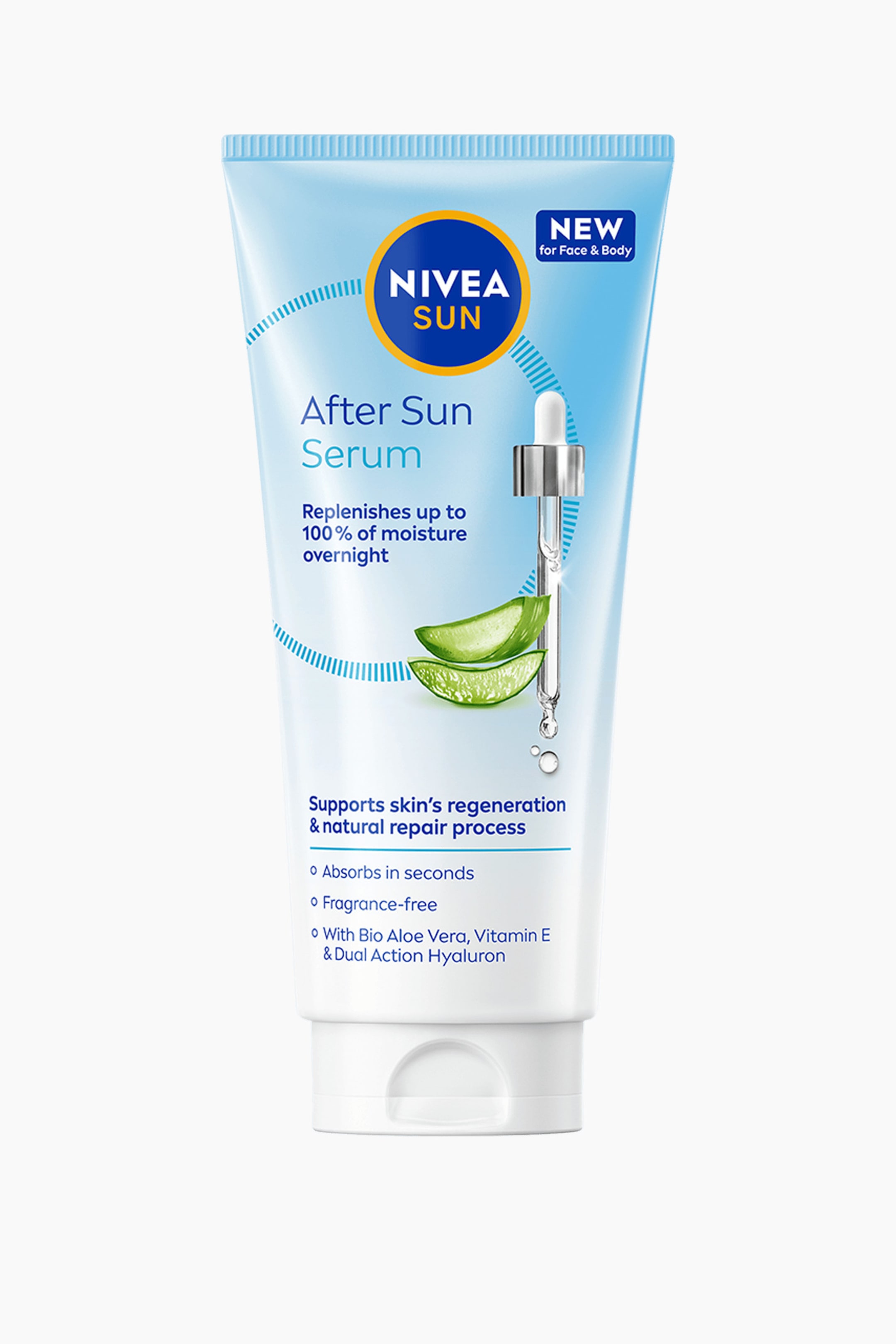 Visa större bild: En ljusblå tub med Nivea Sun After Sun Serum står upprätt och framåt. Den har en vit flip-top-kork vid basen, Nivea Sun-logotypen i en gul cirkel, texten "After Sun Serum", en etikett med "NY för Ansikte & Kropp" samt illustrationer av en pipett med vätska och två skivade aloe vera-blad.