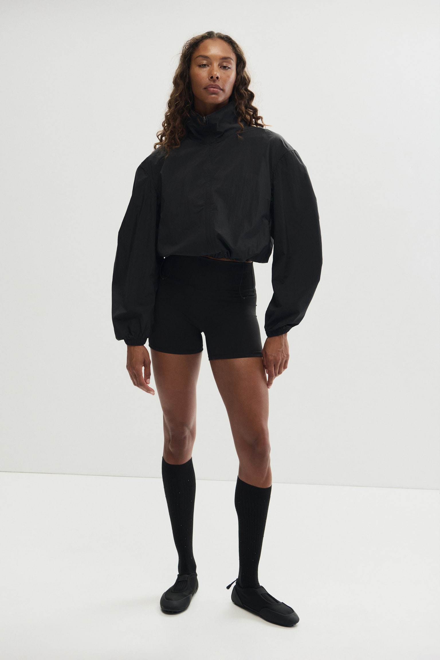 Женские брюки H&M Sports Hot Pants with SculptMove™, цвет: Чёрный — фото 3