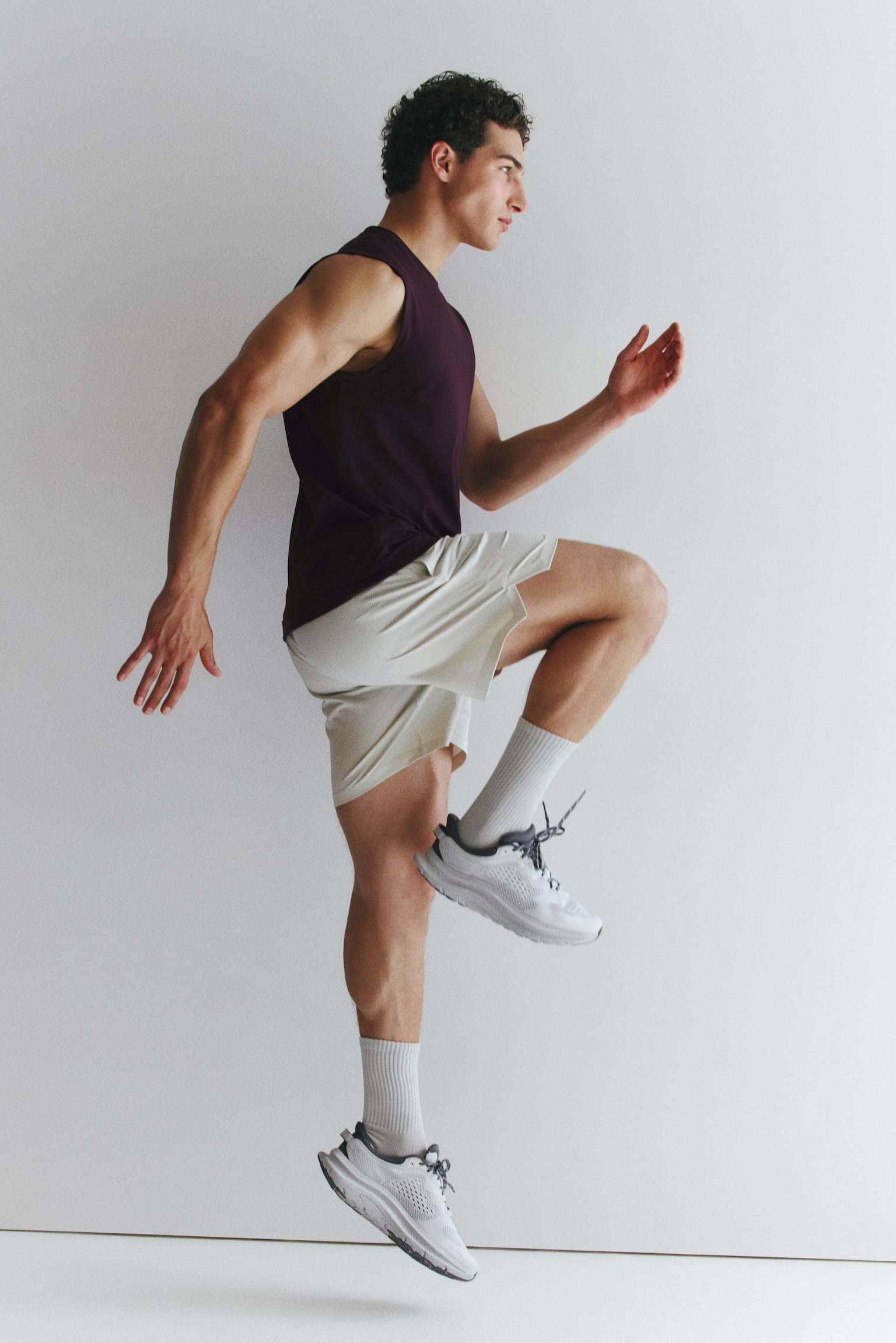 Мужской топ H&M Move Regular-Fit Sports with DryMove™, цвет: Шоколадный сливовый — фото 4