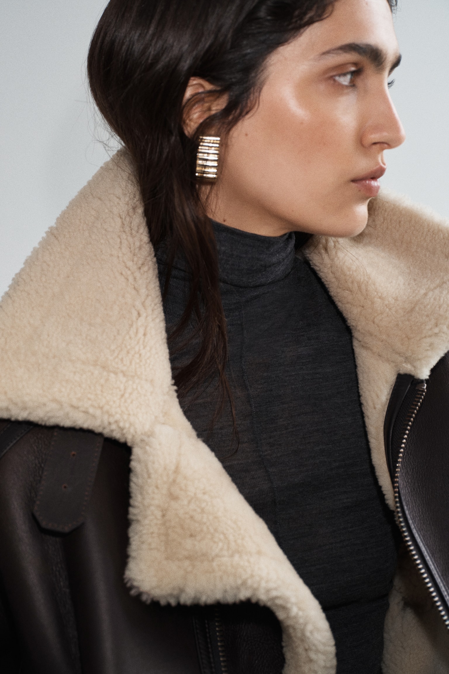 Женская куртка H&M Leather Shearling, цвет: Тёмный коричневый — фото 4