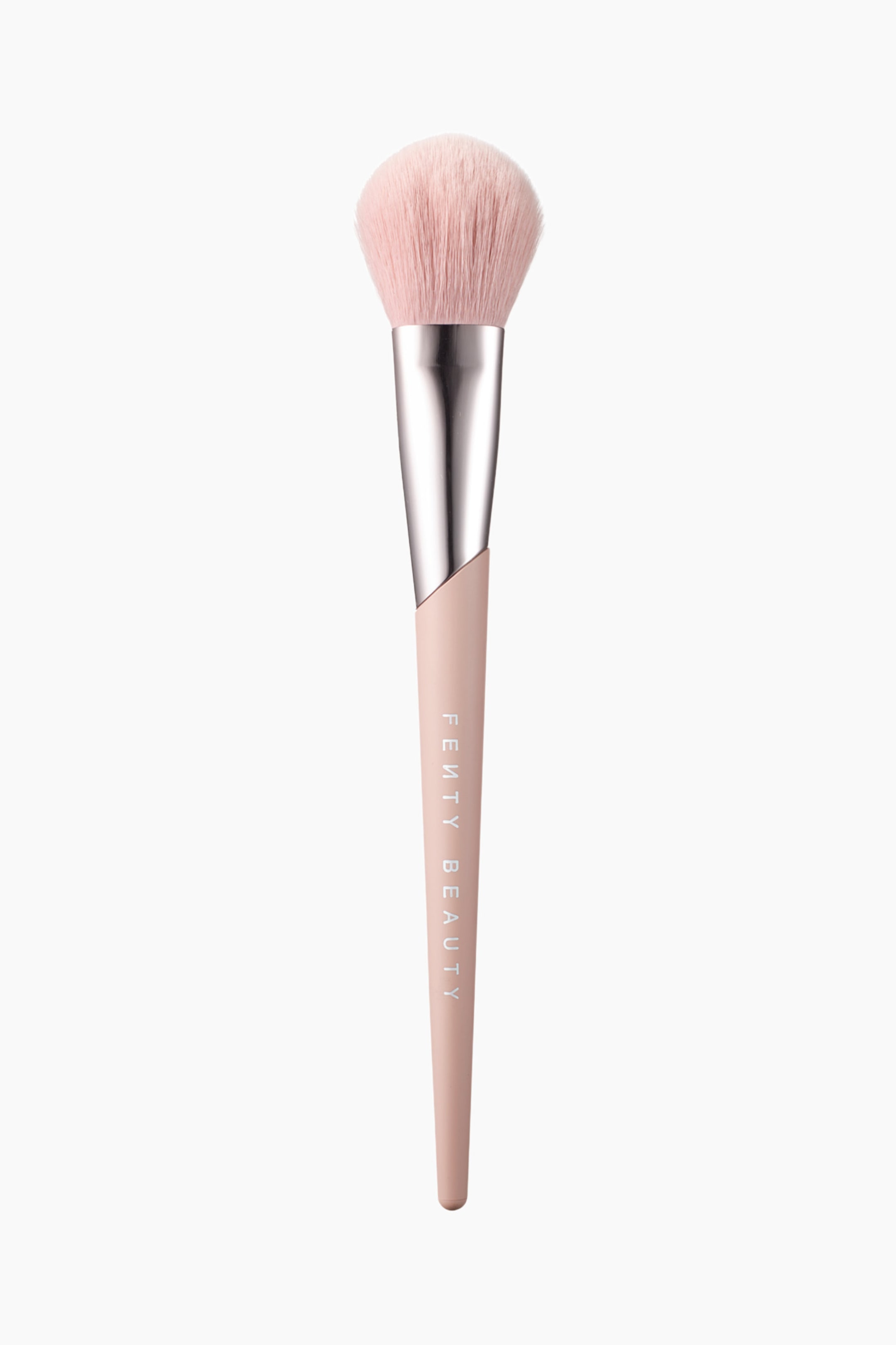 Visa större bild: Sculpting Bronzer Brush 195 står vertikalt och visar upp fluffiga, ljusrosa borst med en rundad kupolform. En glänsande silverfärgad hylsa fäster borsten vid ett avsmalnande dammrosa skaft med den vertikala vita texten "FENTY BEAUTY".