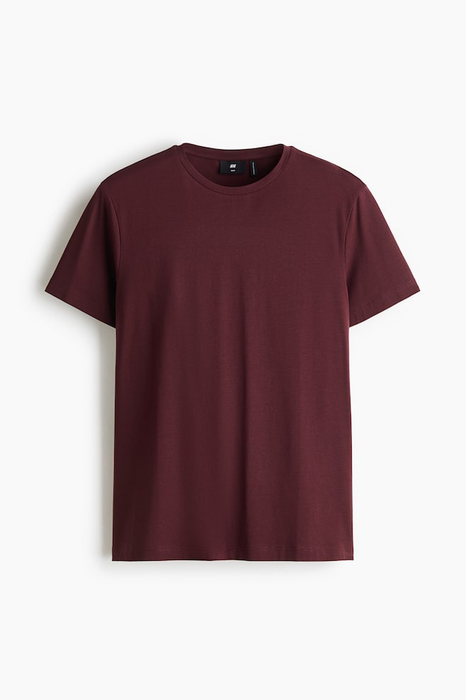 Ein bordeauxrotes T-Shirt mit Rundhalsausschnitt hÃ¤ngt in frontaler Ansicht und verfÃ¼gt Ã¼ber kurze Ãrmel, einen gerippten Halsausschnitt und einen geraden Saum. - 1