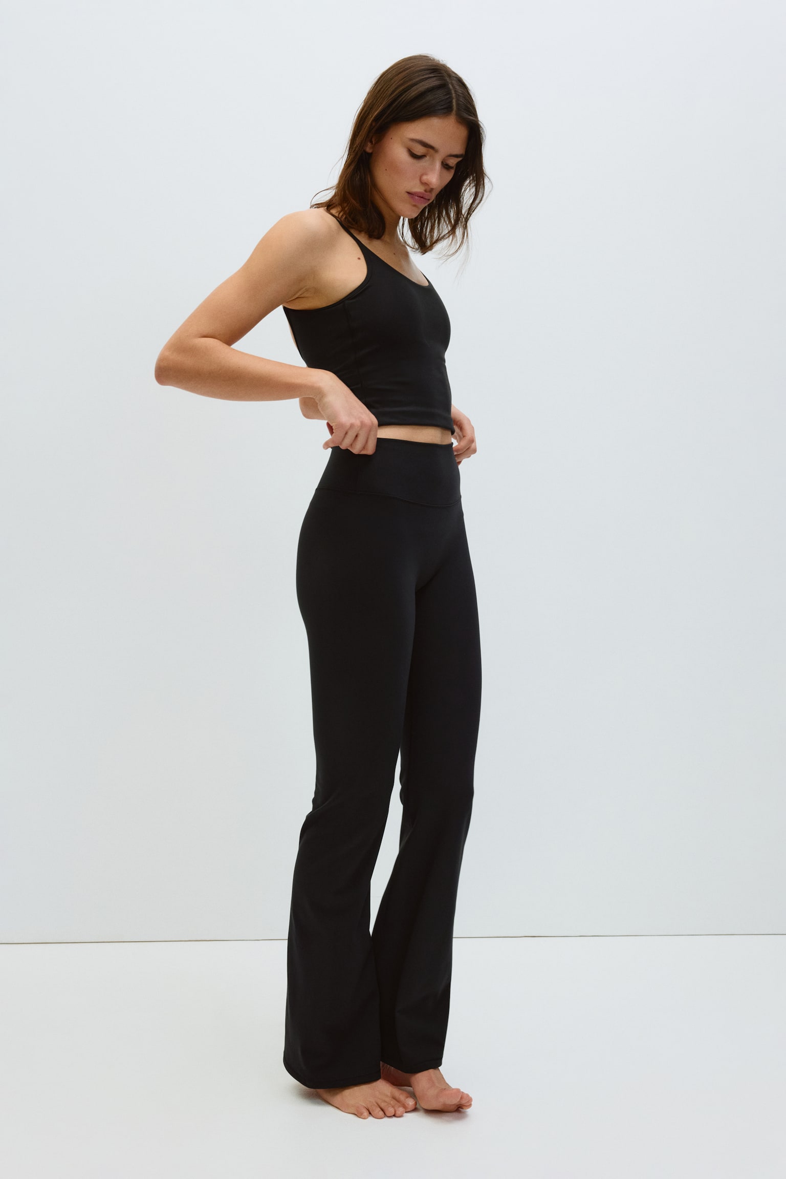 H&M Move Женские леггинсы H&M Tall Flared Leggings with SoftMove™, цвет: Чёрный — фото 4