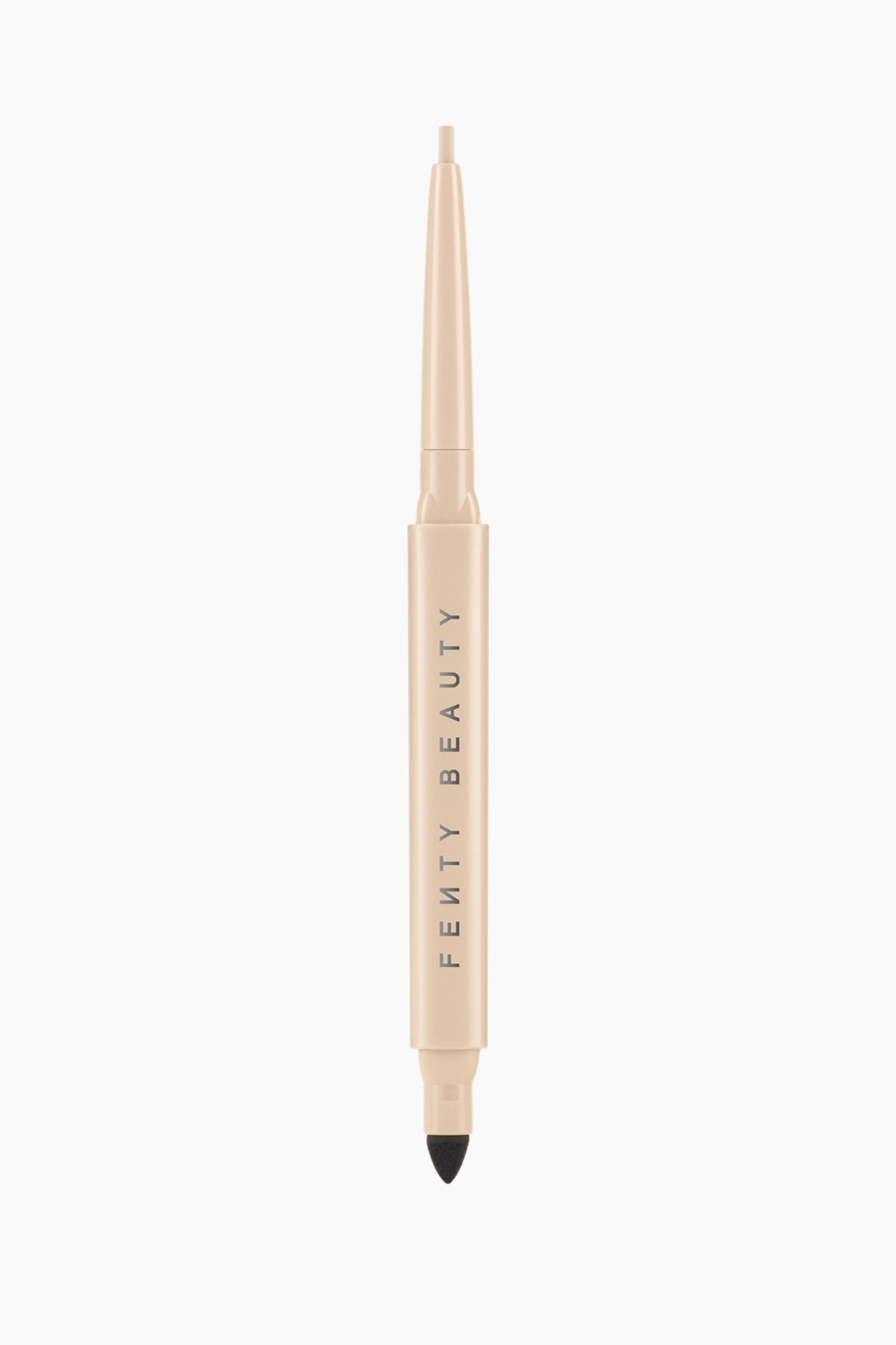 Visa större bild: En dubbeländad gel-eyelinerpenna står vertikalt och har en ljusbeige hylsa med varumärket "FENTY BEAUTY" tryckt vertikalt i grå bokstäver. Den övre änden visar en tunn, indragen nude-färgad eyeliner-spets, medan den nedre änden har en spetsig svart smudger-spets.