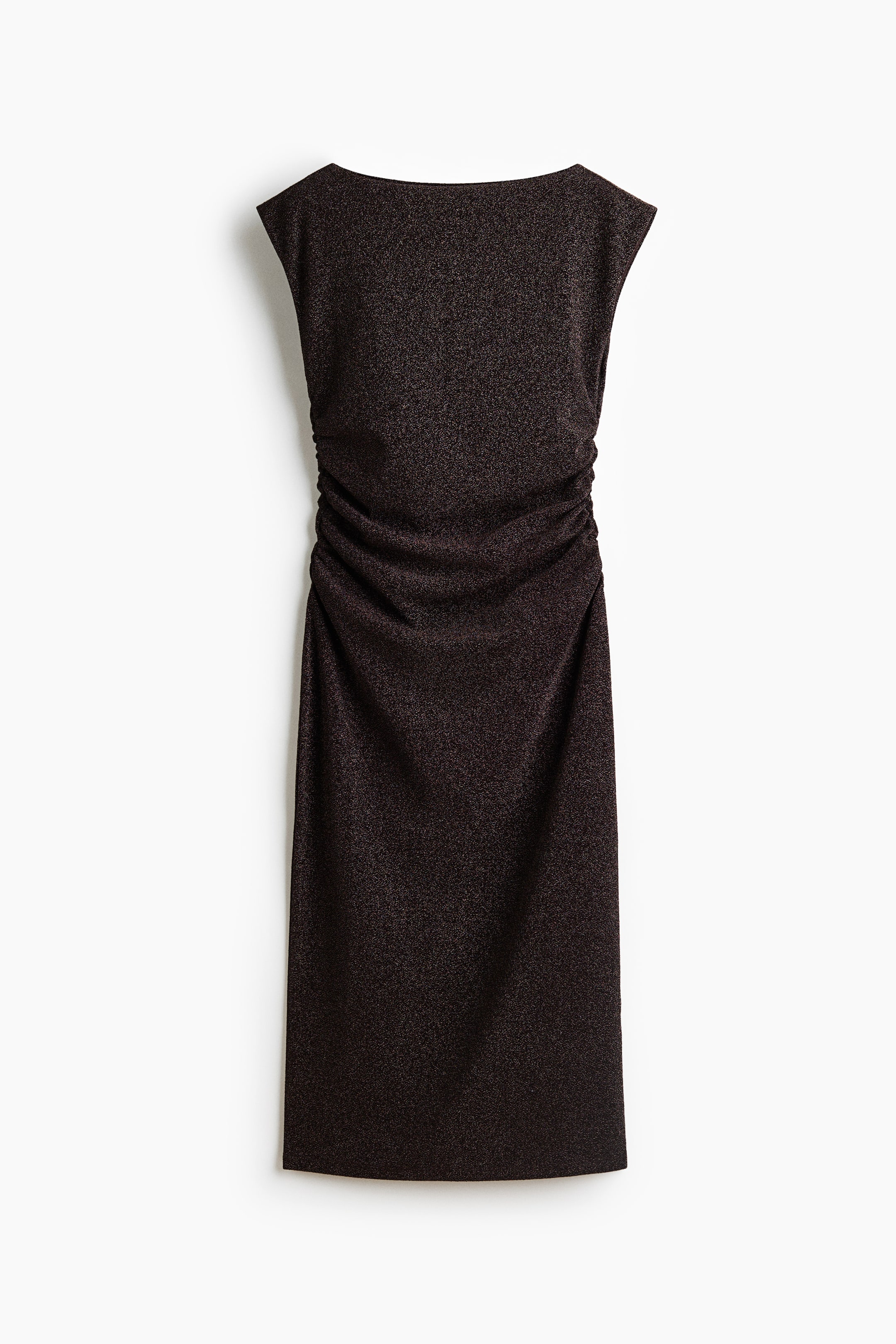 Grotere afbeelding bekijken: Een donkerbruine metallic midi-jurk is van voren te zien, met een boothals en mouwen in cap-stijl. De jurk toont opvallende geplooide details in de taille die zachte, gedrapeerde plooien over het midden creëren.