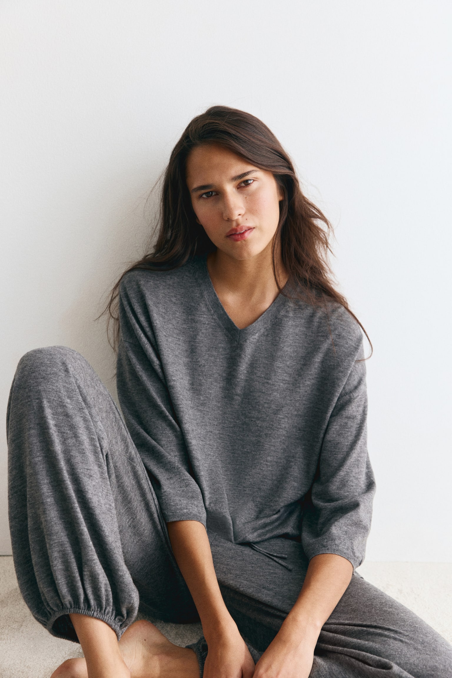 Женский свитер H&M Wool-Blend V-Neck, цвет: Тёмный серый меланжевый — фото 4