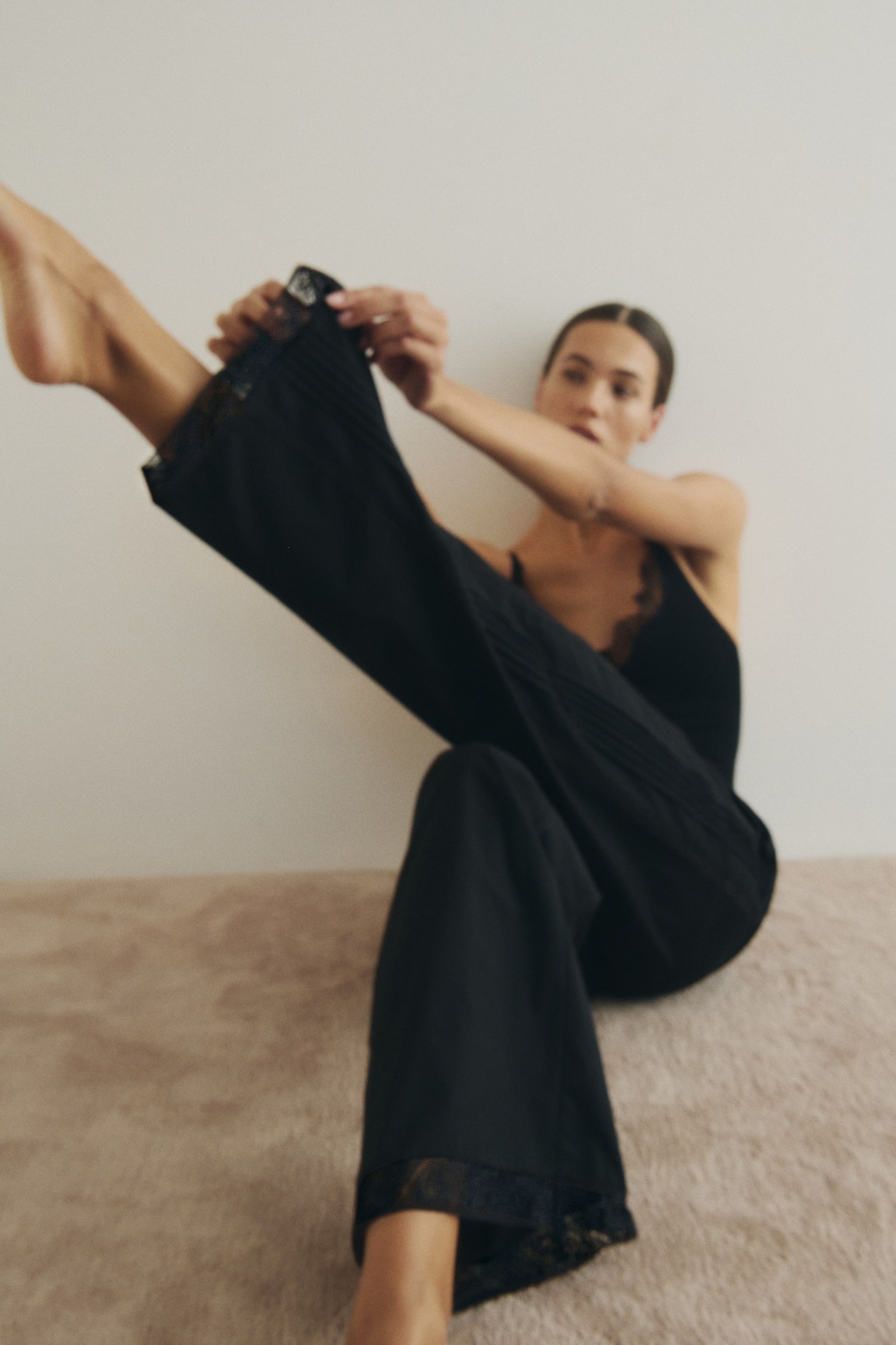 מכנסיים עם שרוך קשירה וסיומת תחרה - שחור/ורוד פודרה - 1