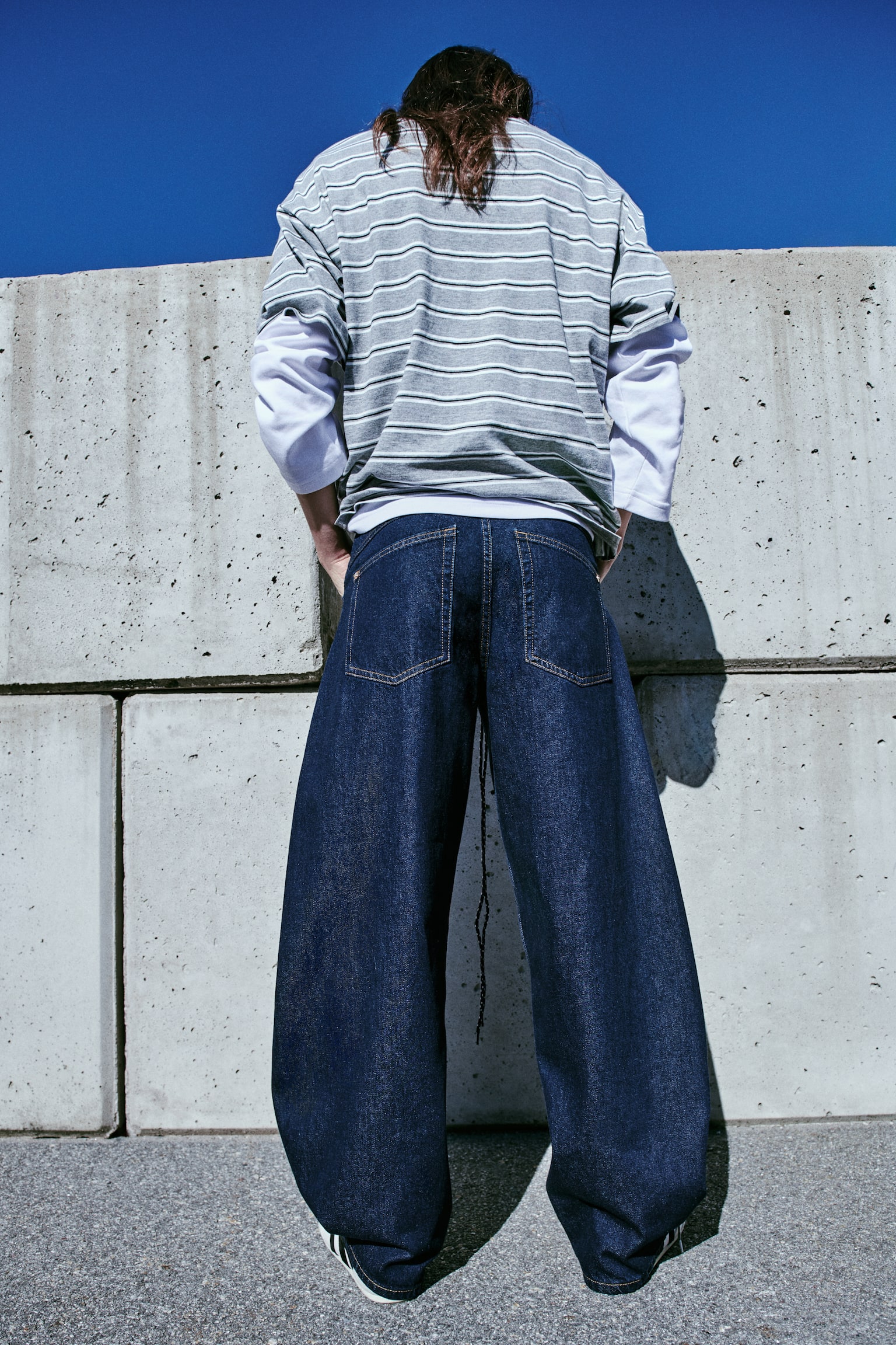 Женские джинсы H&M Barrel-Leg Regular-Waist, цвет: Тёмный джинсовый синий — фото 5